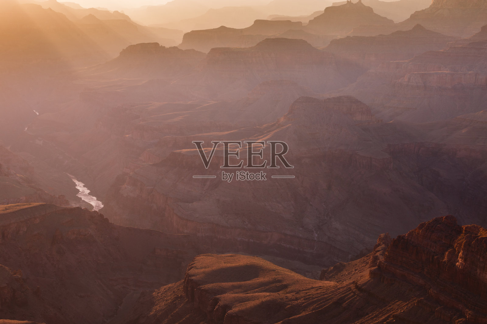 日落时分科罗拉多河上的大峡谷南缘-美国亚利桑那州照片摄影图片