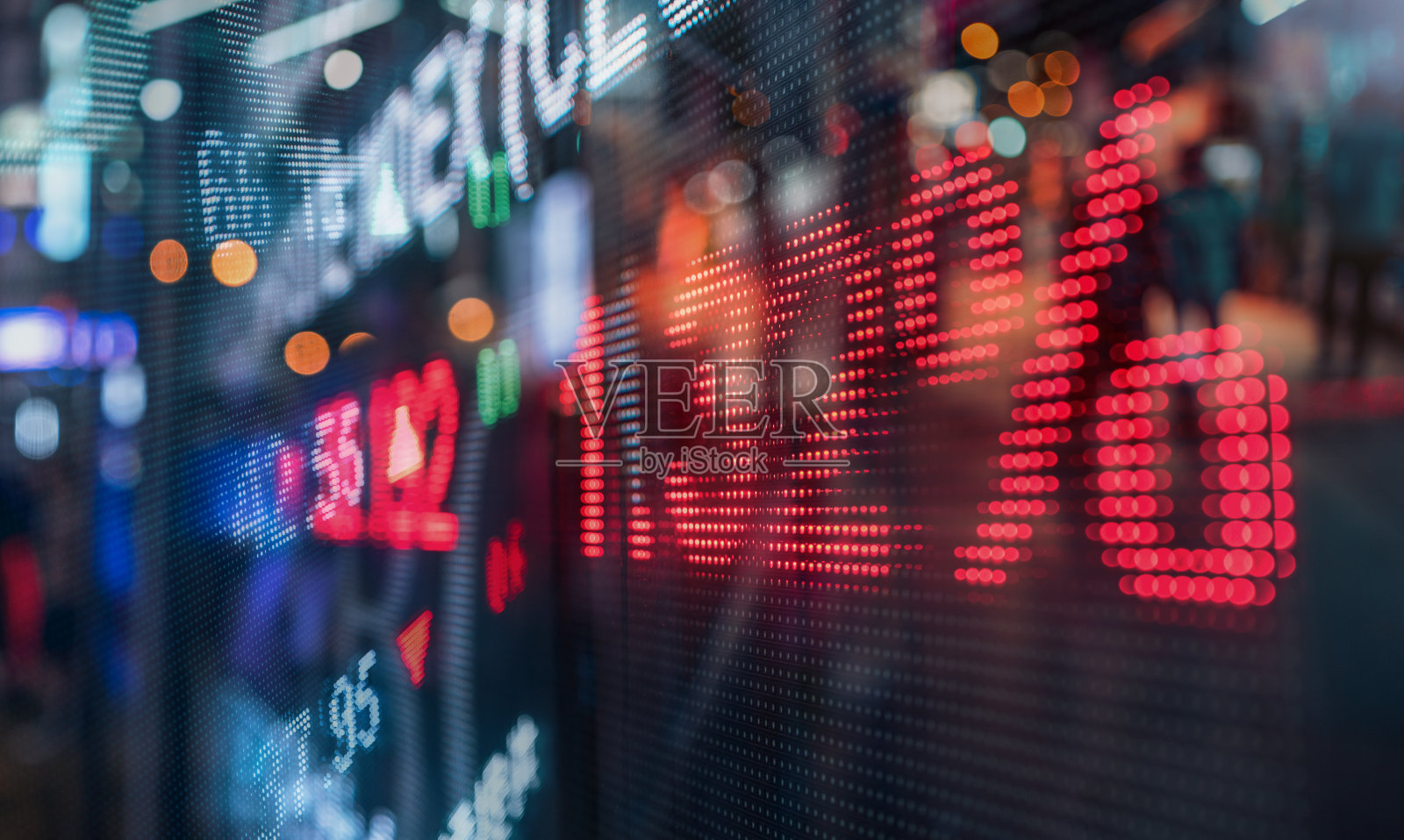 金融股市数据与城市灯光倒影照片摄影图片