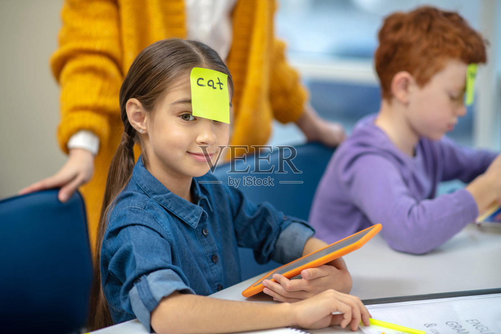 小女孩在学校玩科技游戏照片摄影图片