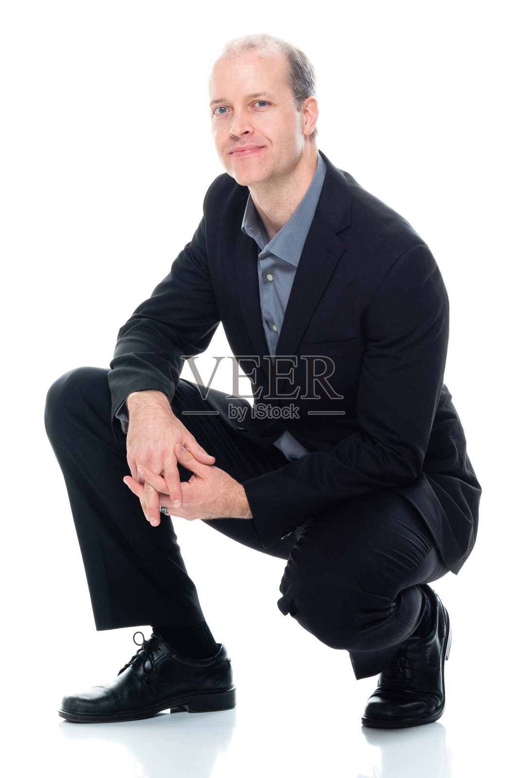 全身/正面视角:30-39岁中年人/中年人商人/商务人士/办公室经理，穿着商务装/西装，工作过度照片摄影图片