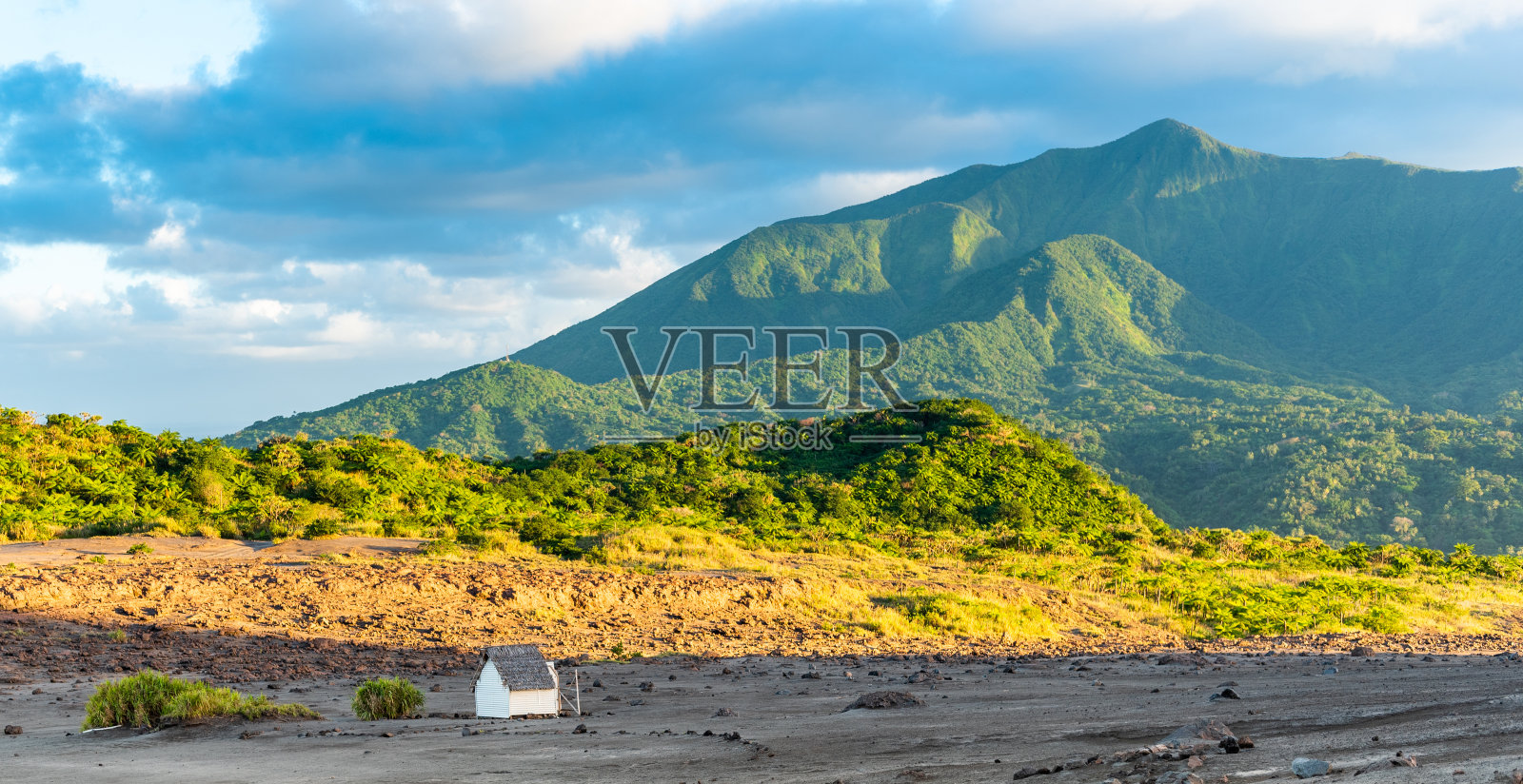 瓦努阿图的塔纳岛，山景背景上的小屋。照片摄影图片