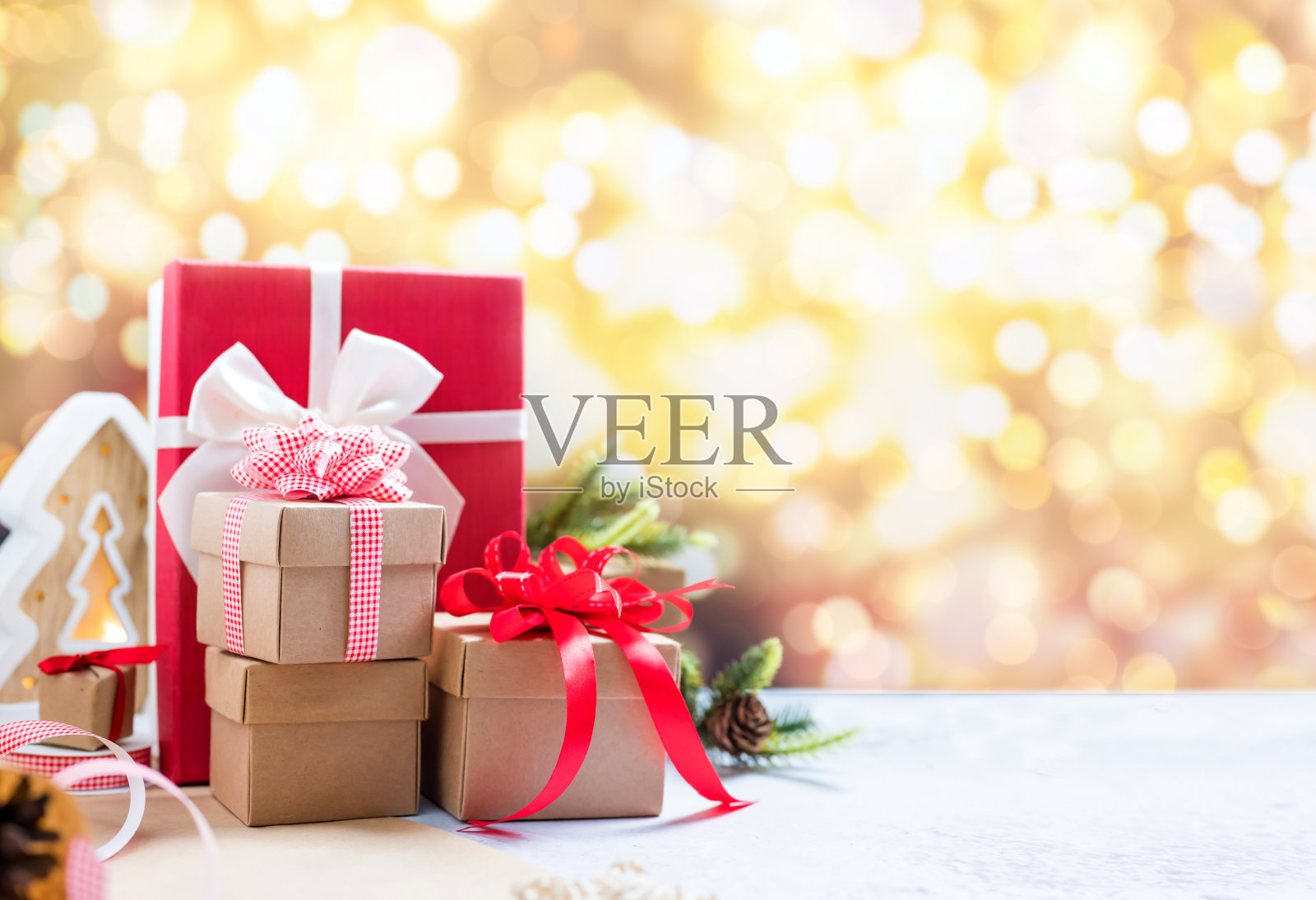 圣诞和新年派对礼品盒。圣诞节和冬季的装饰。照片摄影图片