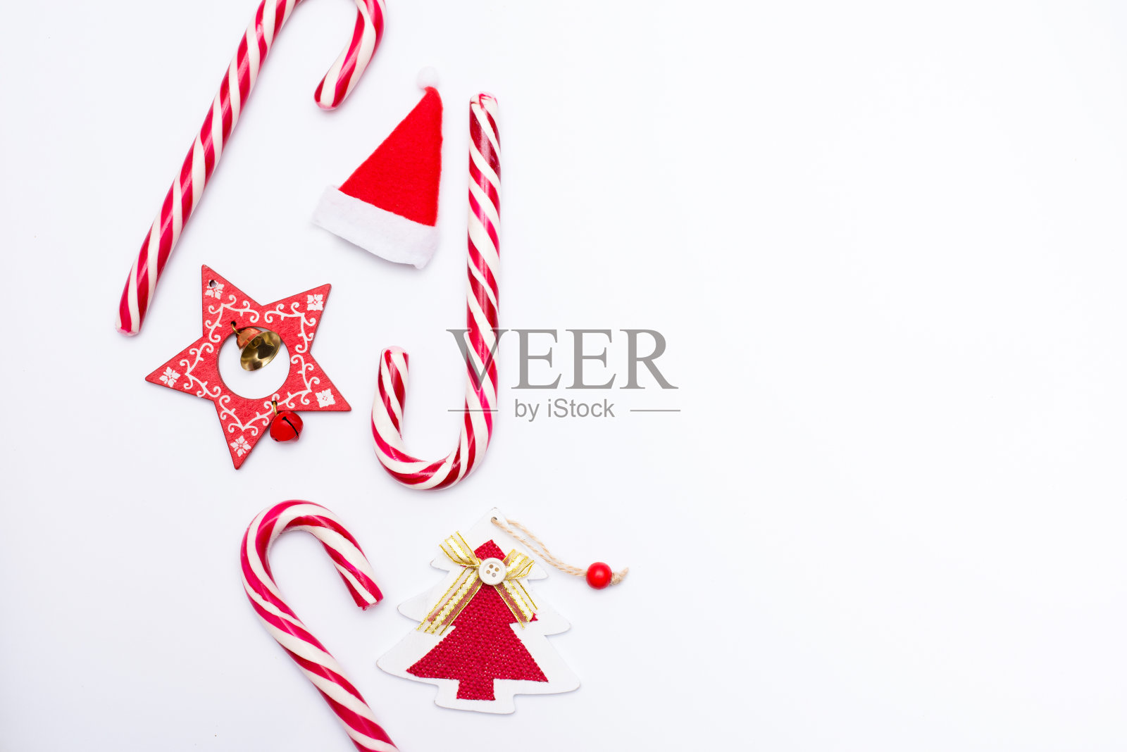 圣诞糖果与红色装饰在白色的背景，复制空间。新年贺卡照片摄影图片