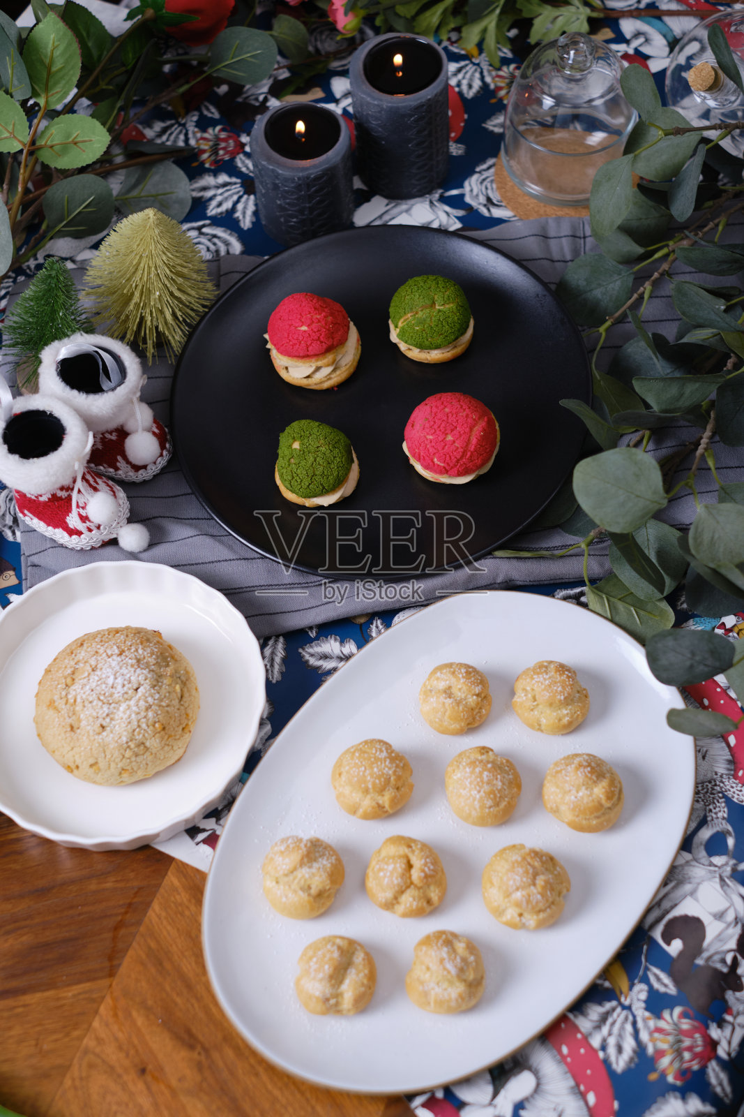 咖啡桌上放着圣诞奶油泡芙或奶油泡芙。照片摄影图片