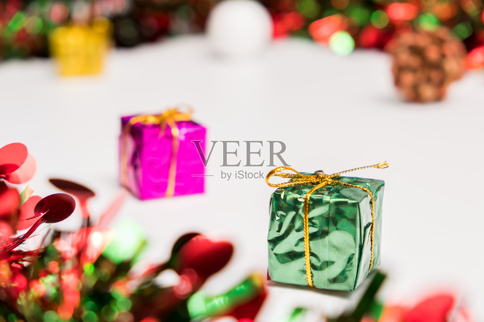 圣诞快乐节日装饰。彩色丝带和礼盒上的白色背景与复制空间照片摄影图片