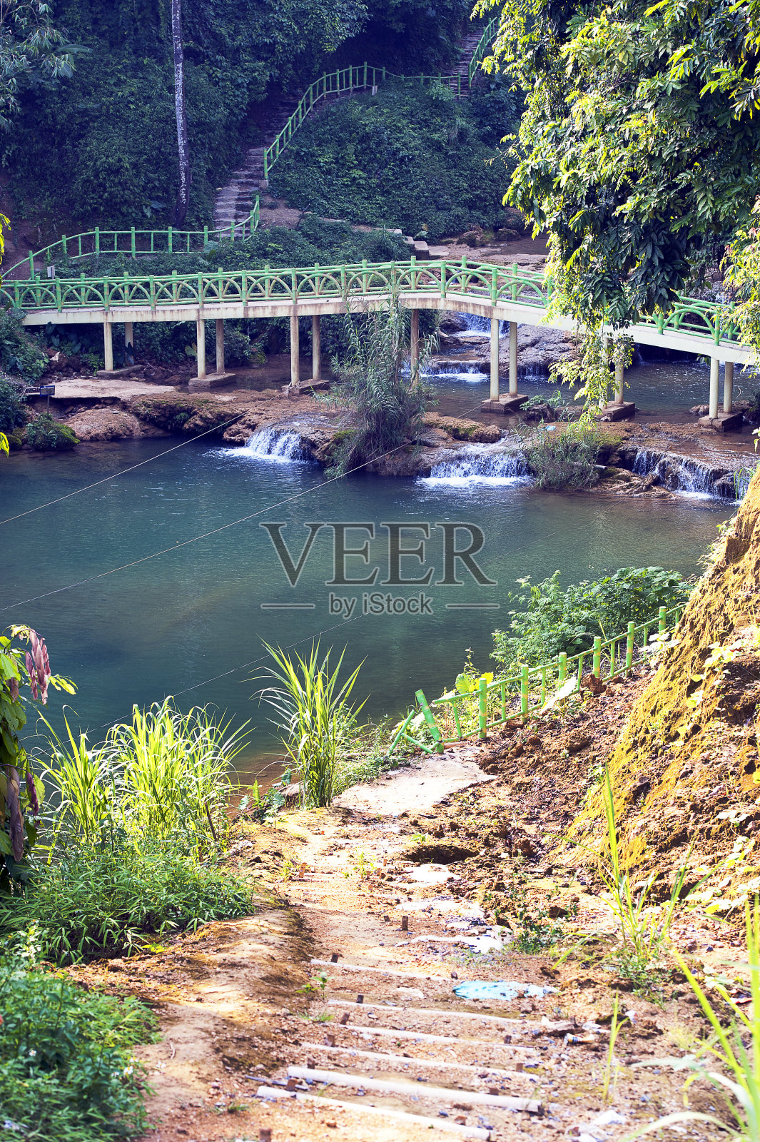 越南Tam yeep山脉，Ngoc Son Ngo Luong自然保护区木桥下的瀑布照片摄影图片