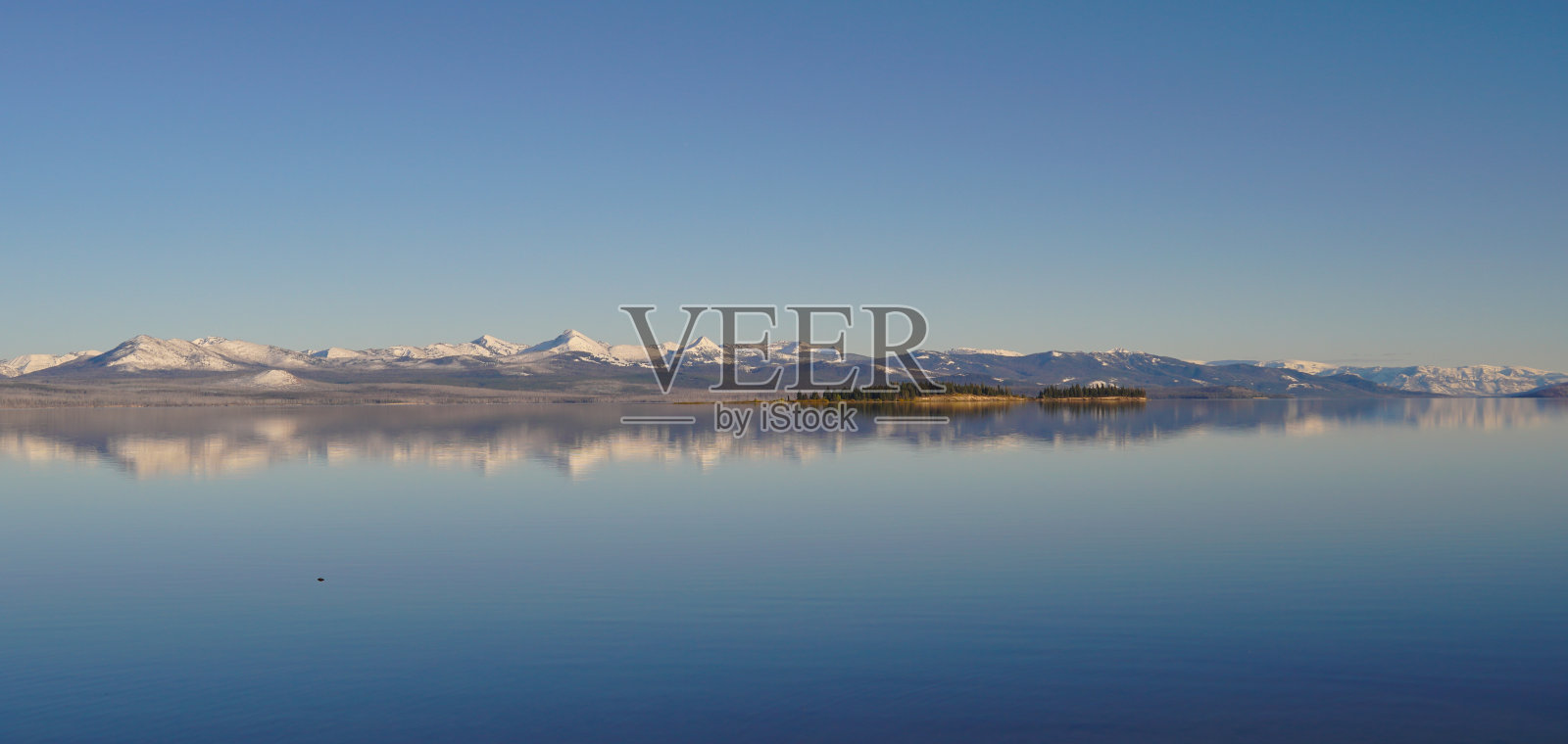 黄石湖及远山全景图照片摄影图片