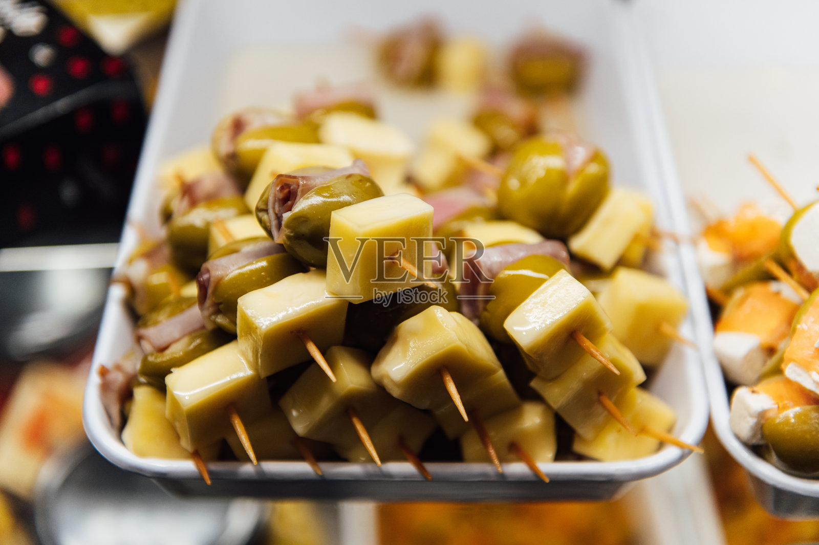 西班牙圣米格尔市场的各种传统小吃和海鲜照片摄影图片