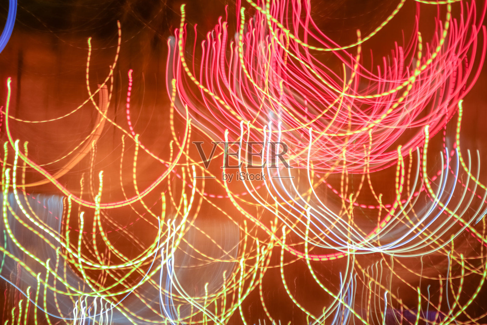 夜间曝光运动线条纹理。光线跟踪的背景。灯光追踪动态背景。照片摄影图片