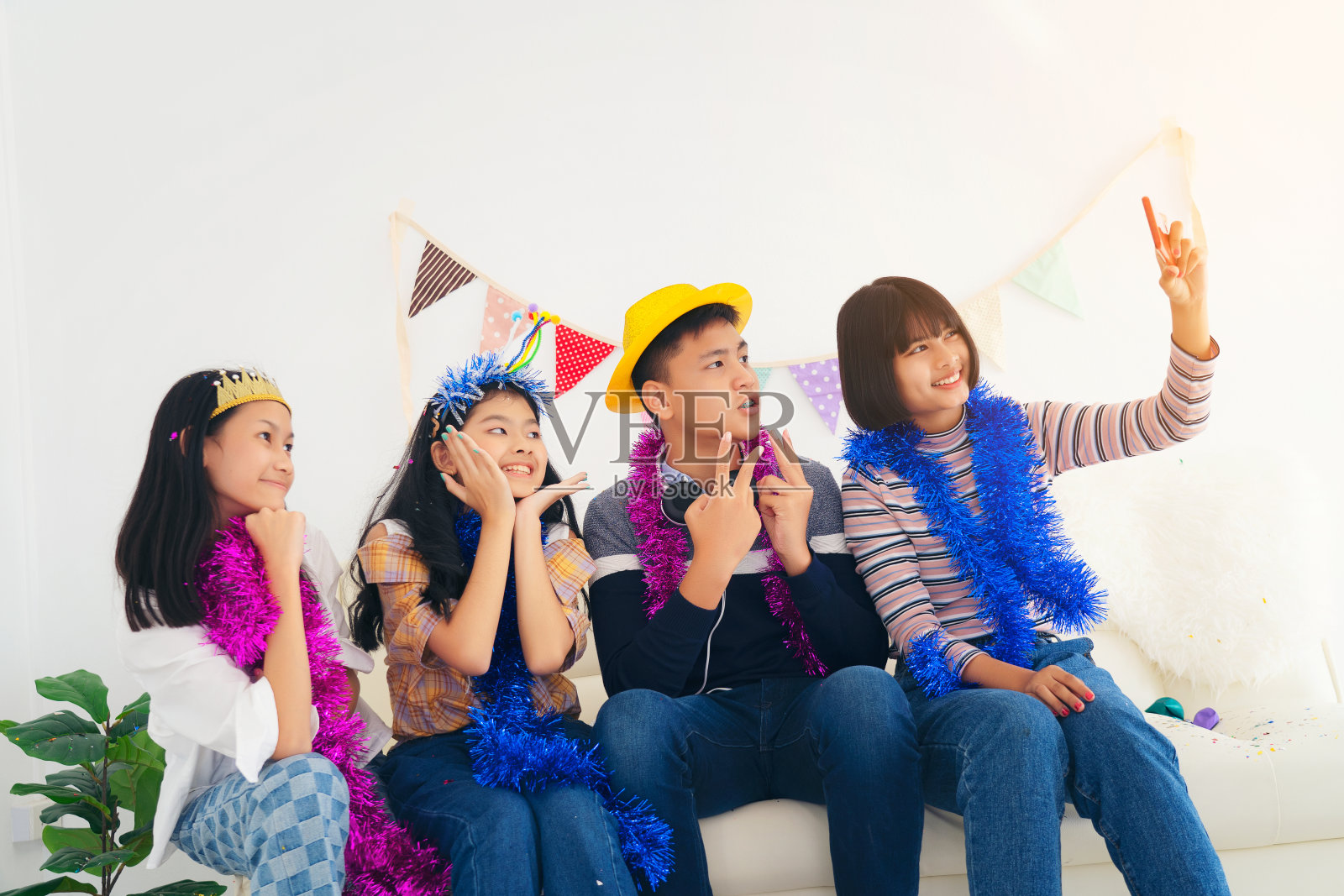 一群青少年学生在派对后在房间里摆姿势自拍，学生友谊概念照片摄影图片