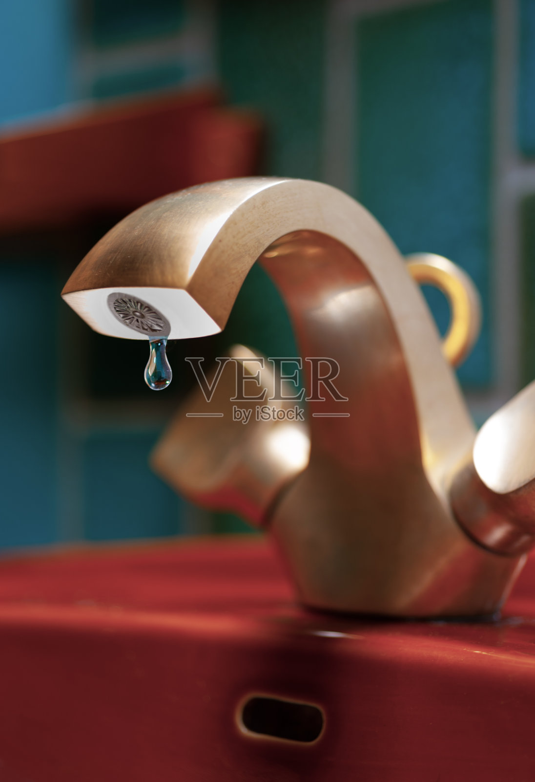 滴水的水龙头照片摄影图片