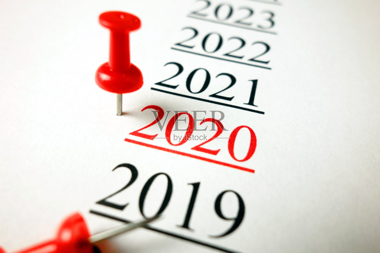 数字2020，红色大头针在纸上照片摄影图片