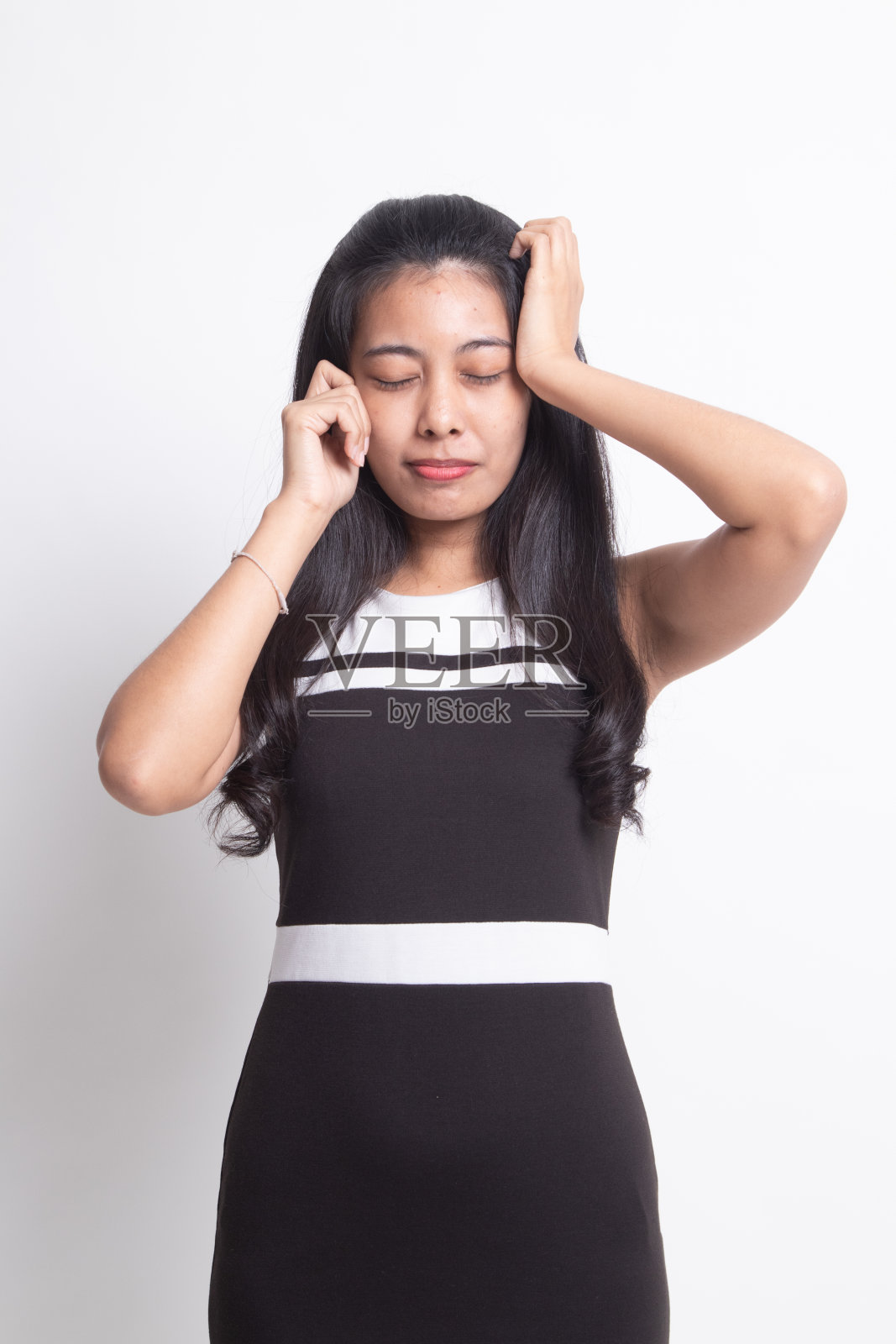 一个年轻的亚洲女人生病了，头疼照片摄影图片