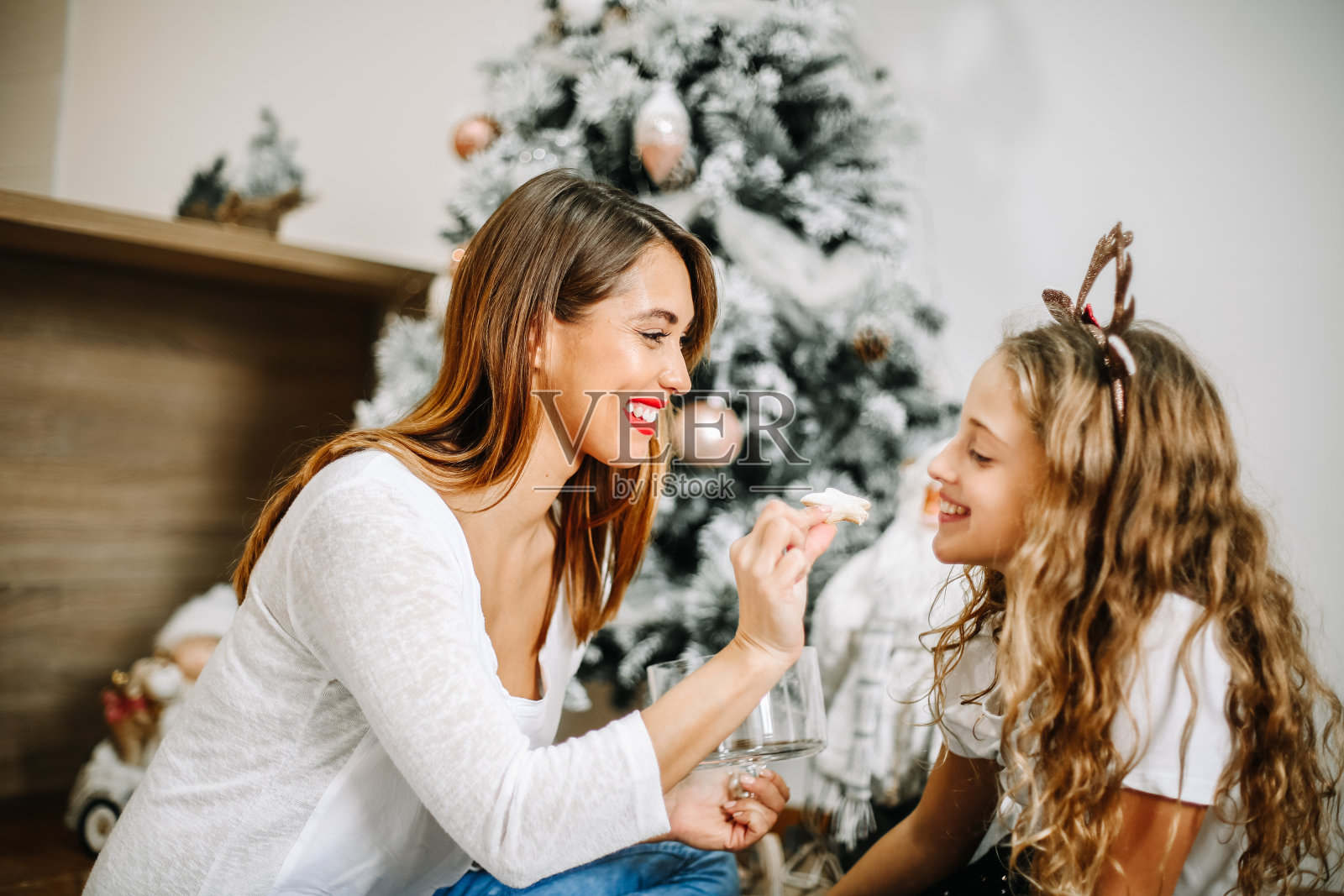 女儿在等妈妈送的圣诞饼干。照片摄影图片