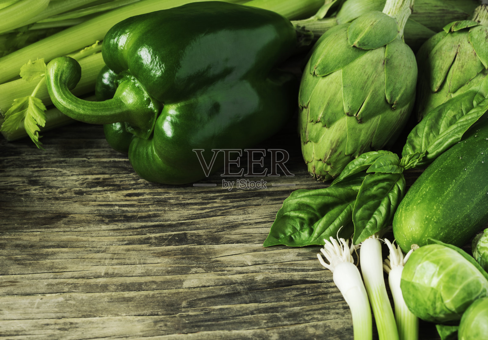 木制背景上的绿色蔬菜。健康食品。照片摄影图片