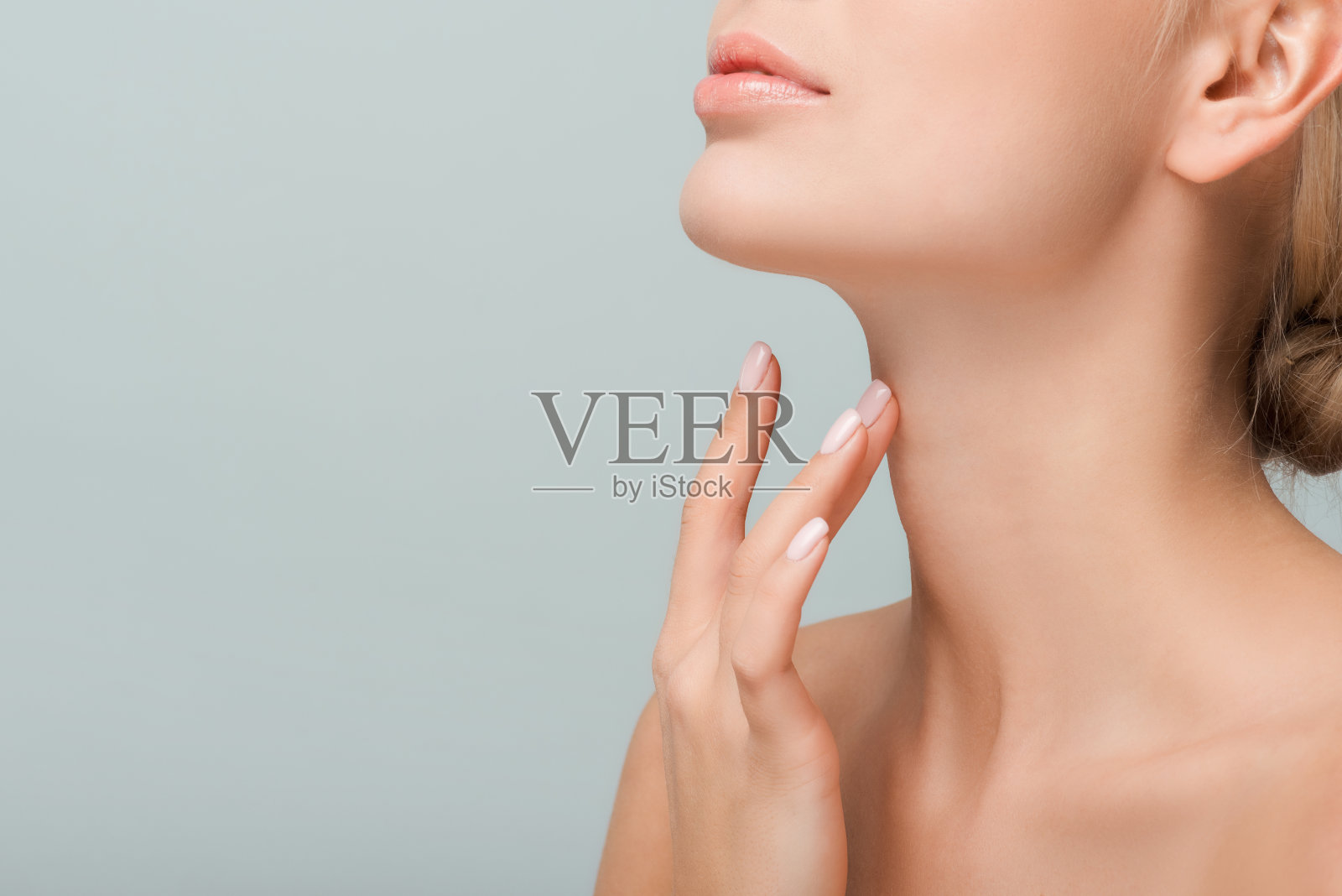 裁剪的女人触摸脖子孤立在灰色照片摄影图片