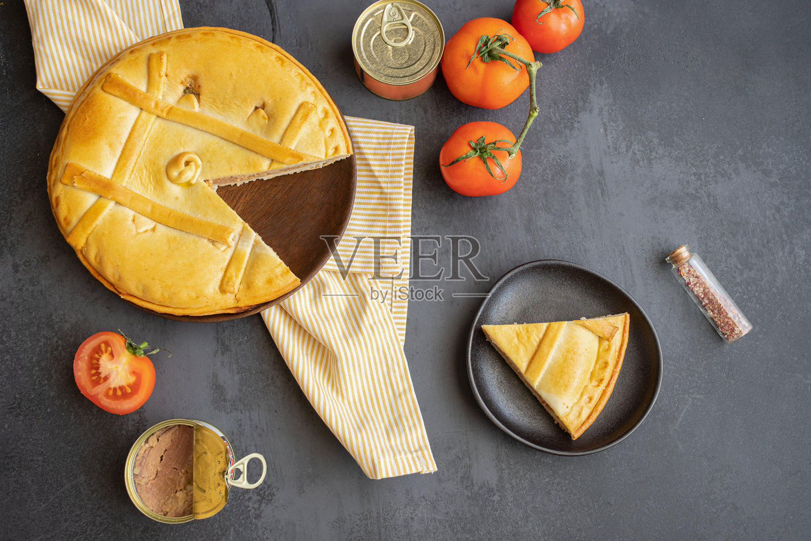 肉馅卷饼，加利西亚派，通常用金枪鱼做馅。美味的西班牙菜。照片摄影图片