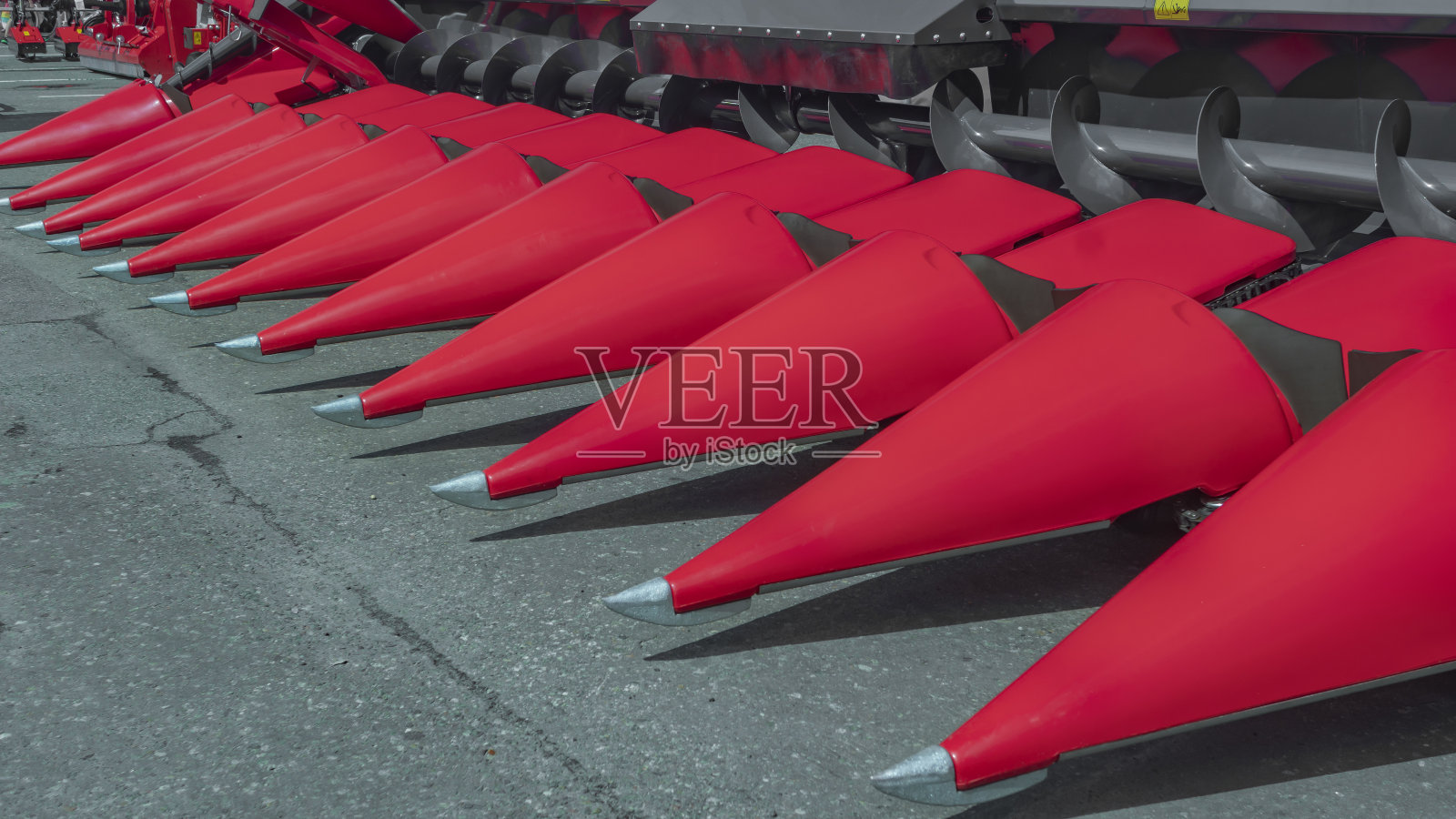 联合收割机、粮食作物、麦田、小麦作物、拖拉机、农田照片摄影图片