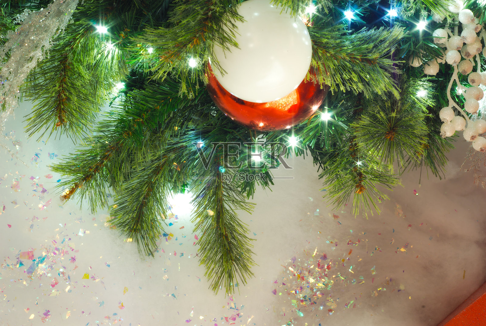 圣诞装饰品雪枞灯白色球明亮闪亮的小玩意照片摄影图片