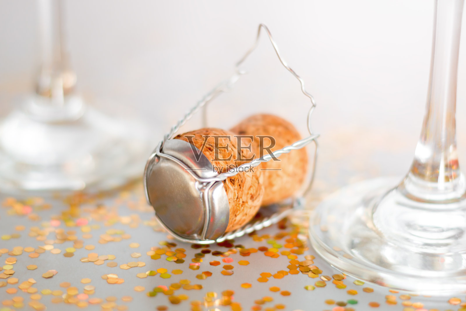 香槟软木塞，杯子和五彩纸屑特写照片摄影图片