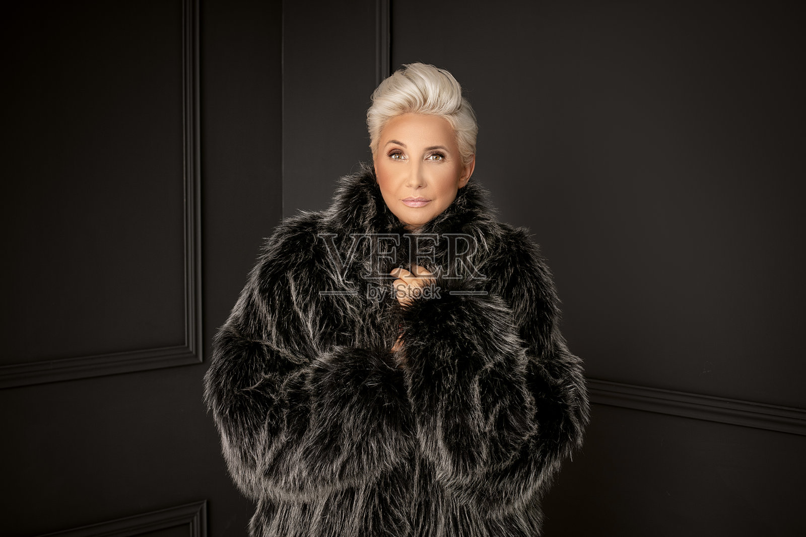 时尚肖像优雅的成年女性。照片摄影图片