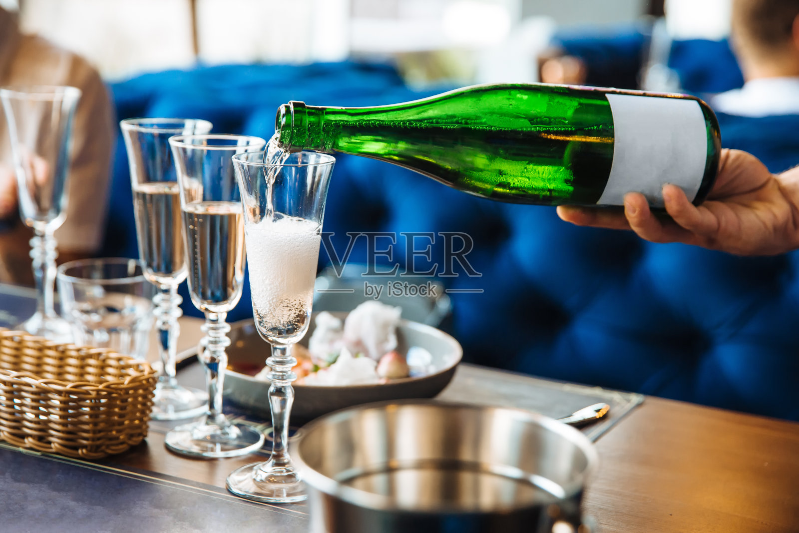 侍者倒香槟照片摄影图片