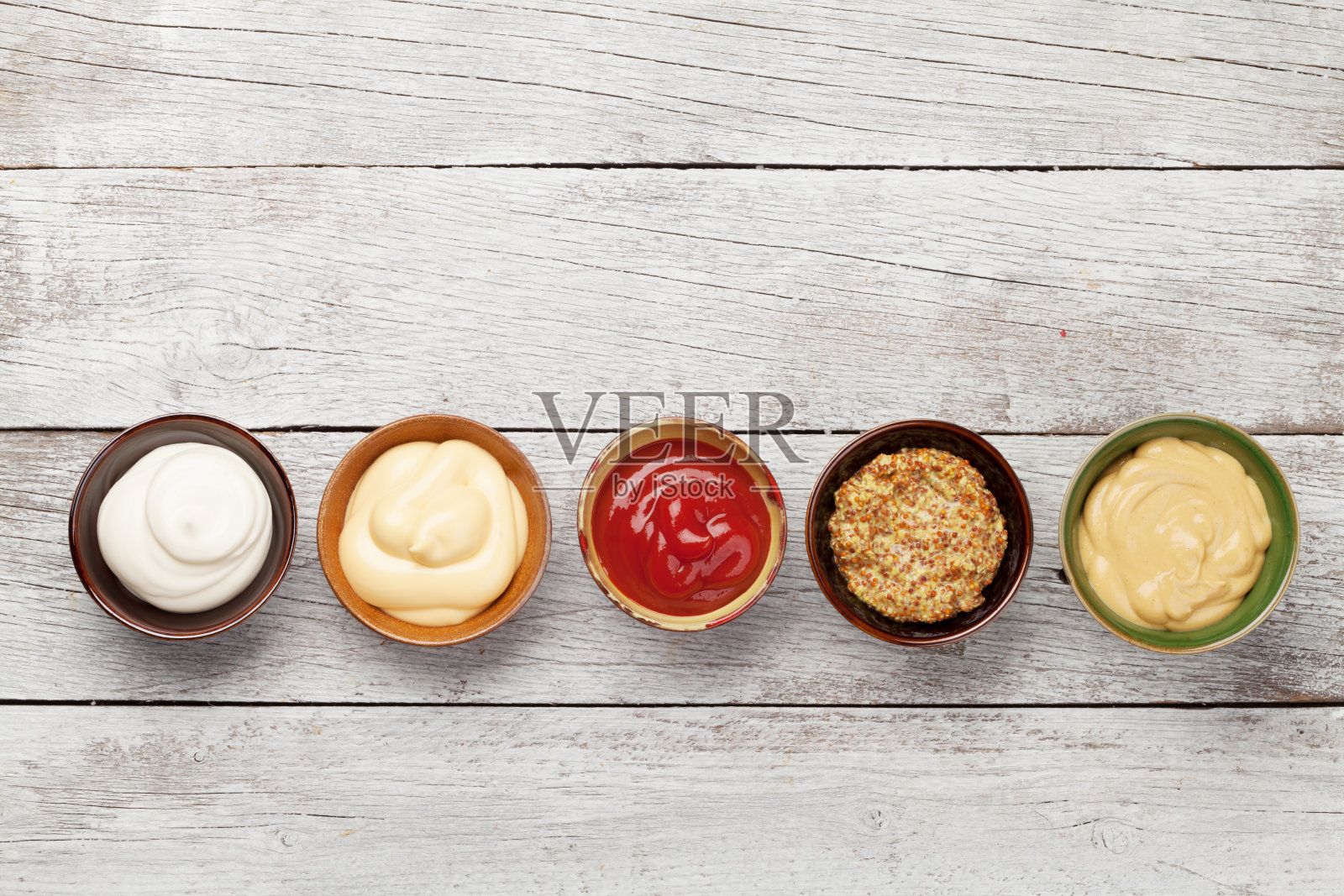 各种酱汁的套装。常见的碗酱汁照片摄影图片