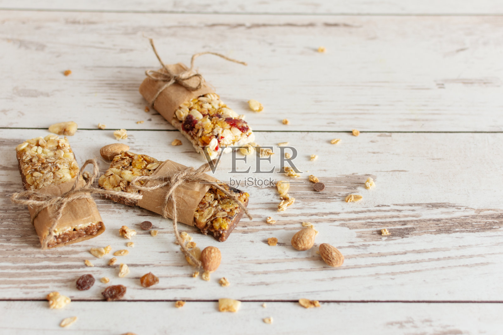 麦片燕麦棒与坚果，水果和浆果木制桌子的背景。健康的甜食点心。照片摄影图片