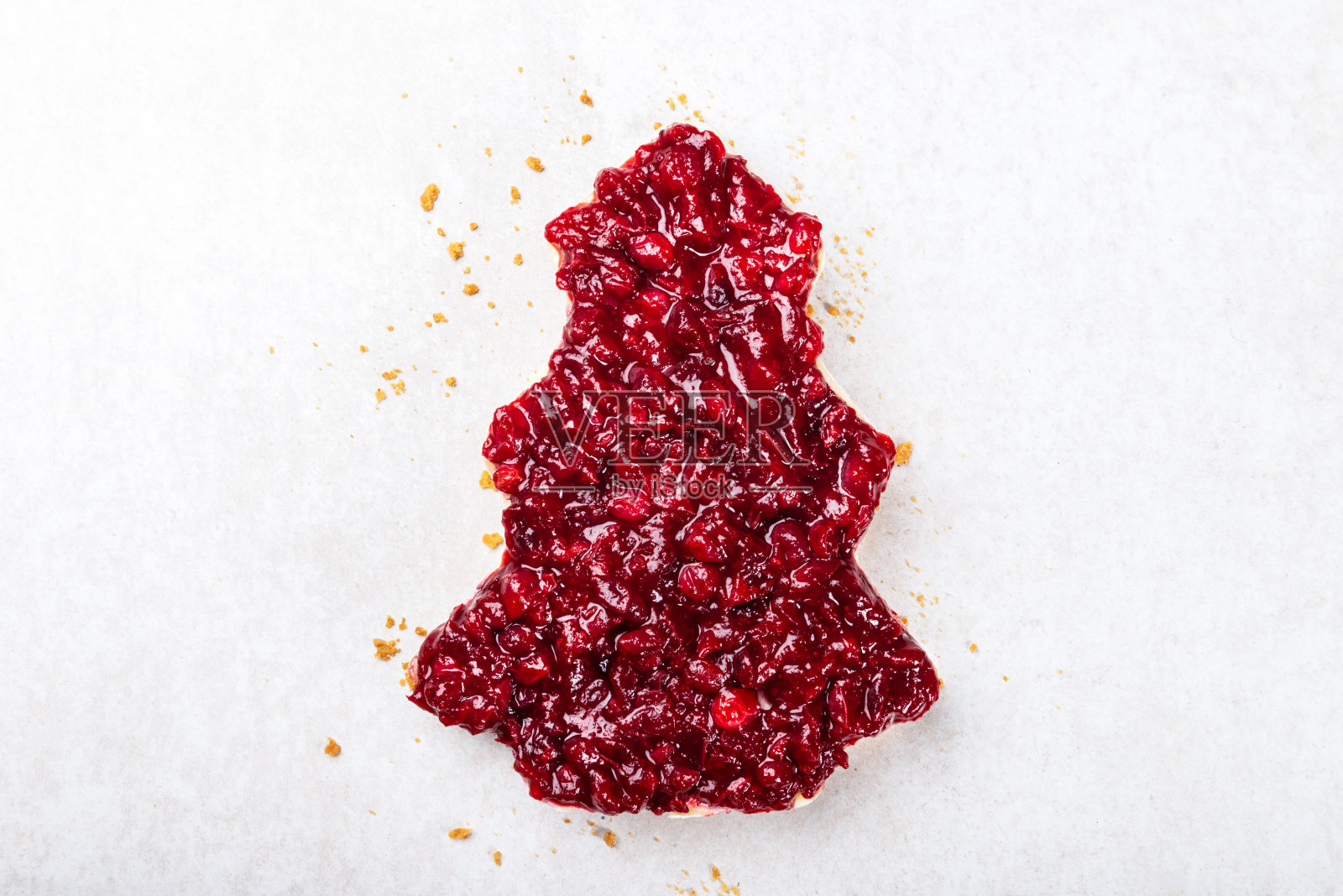 冬季圣诞树芝士蛋糕配蔓越莓果酱照片摄影图片