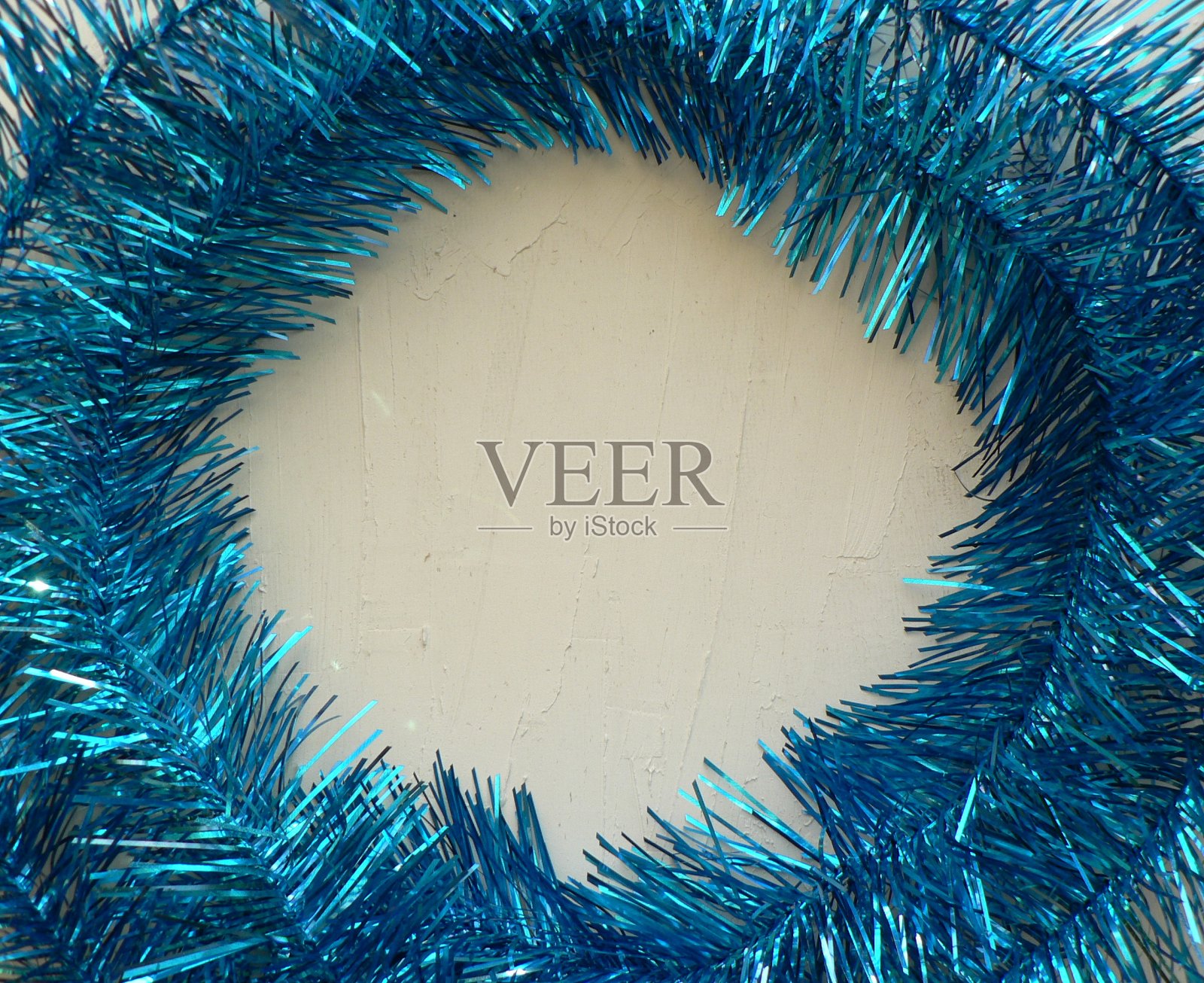 蓝色假日框背景。白色纹理背景上的文本空间。2020年年度流行色——经典蓝色。照片摄影图片