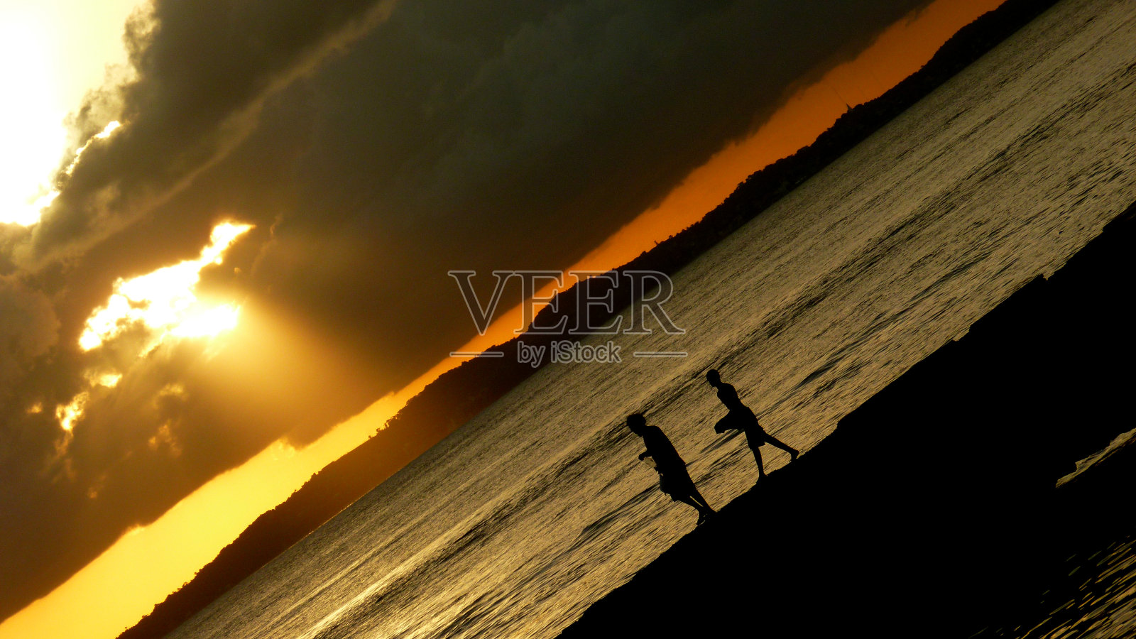 海滩上的日落和天空中的火焰照片摄影图片