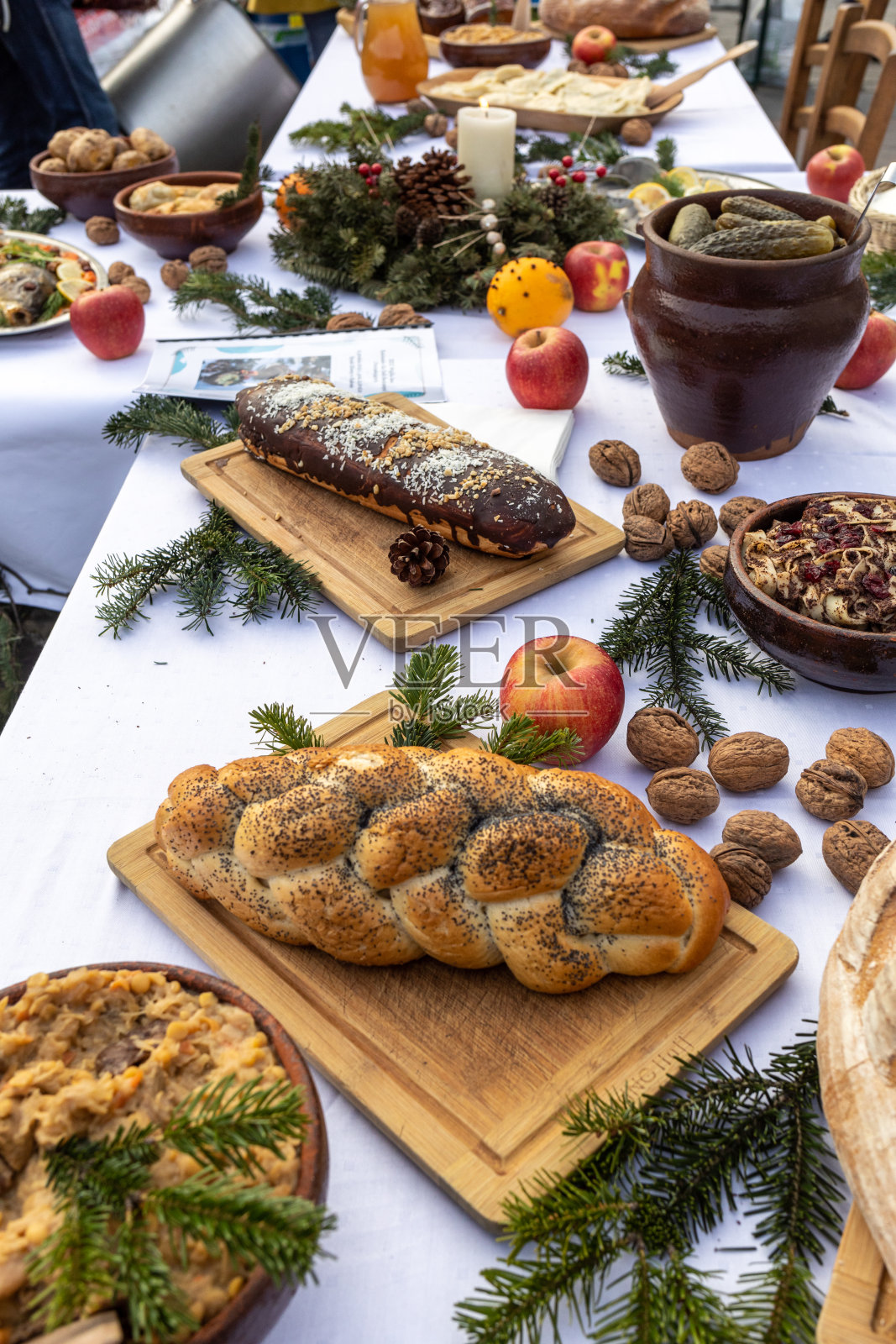 圣诞食物的桌子上装饰着圣诞树照片摄影图片