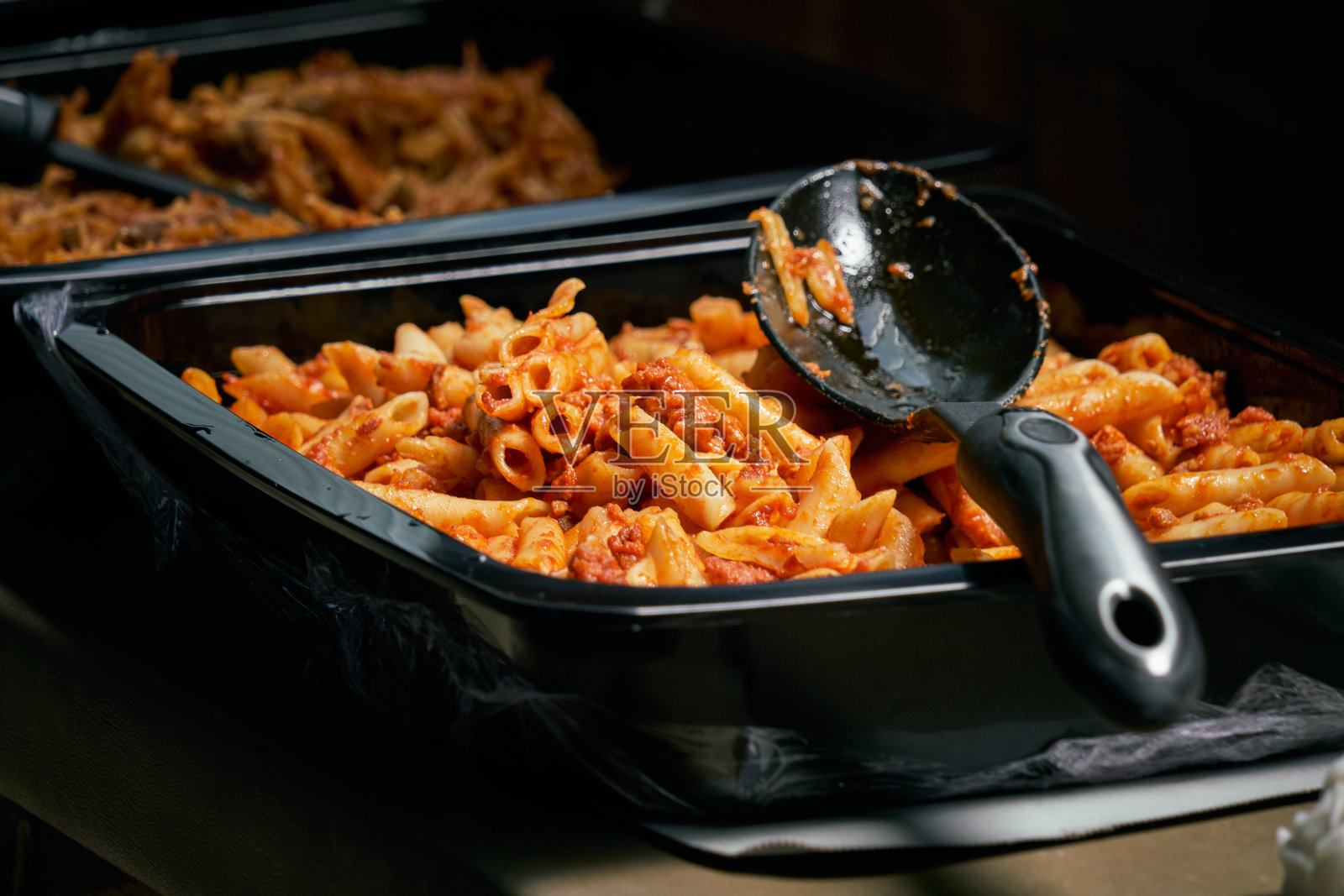 通心粉和番茄酱可以上桌了。在上菜的时候准备好的餐饮食物的形象照片摄影图片