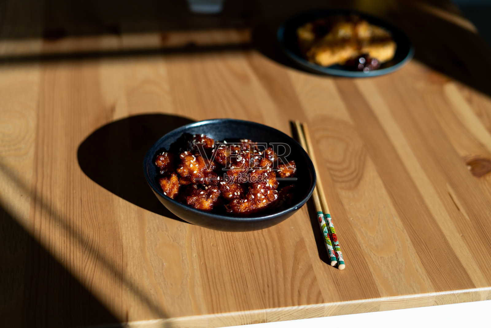 中国家常麻子鸡配筷子。照片摄影图片