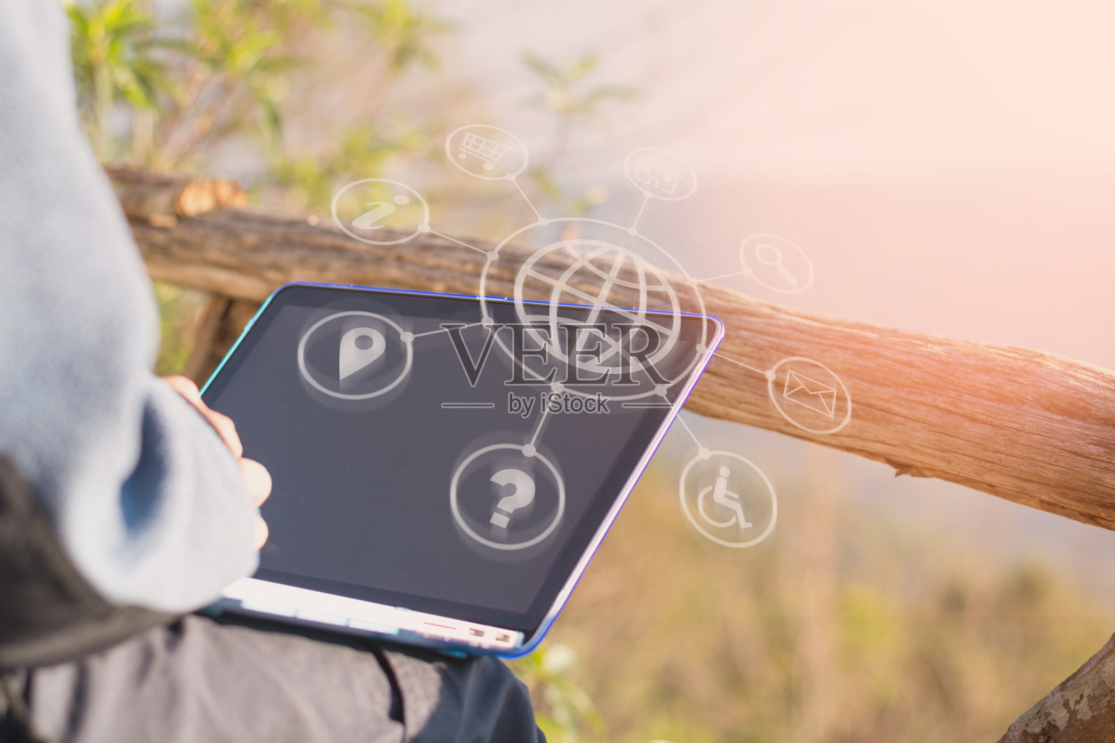 人使用电脑移动支付在线购物和图标客户网络连接屏幕上，移动银行和圈全球，图标客户网络连接，Omni频道，在国家公园度假区照片摄影图片