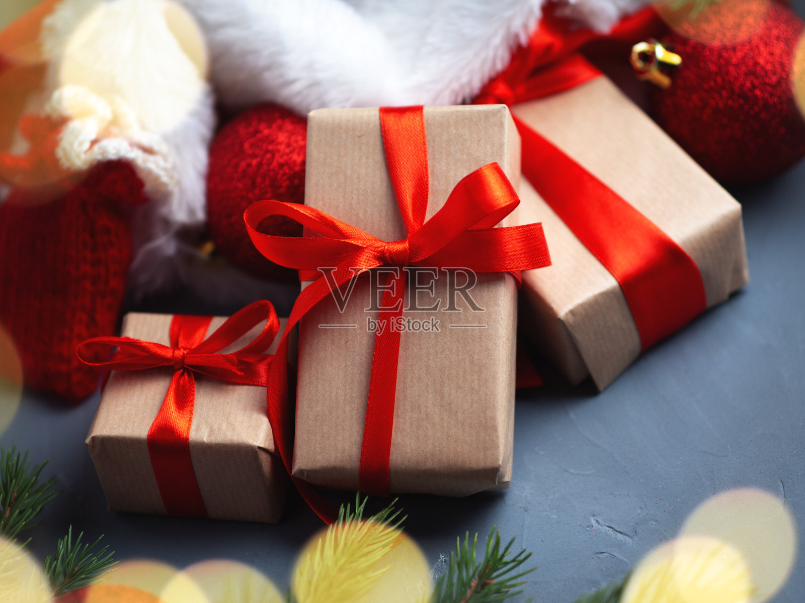 红色的圣诞礼盒放在圣诞老人的桌子上照片摄影图片