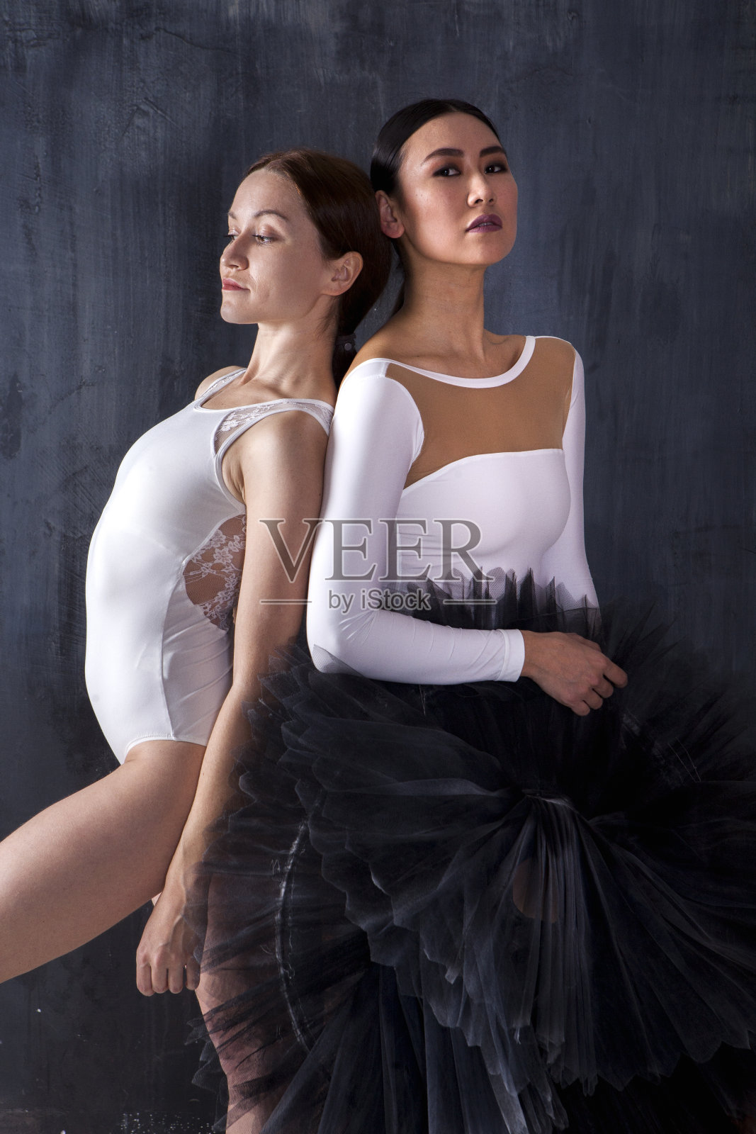 芭蕾舞演员在演播室里照片摄影图片