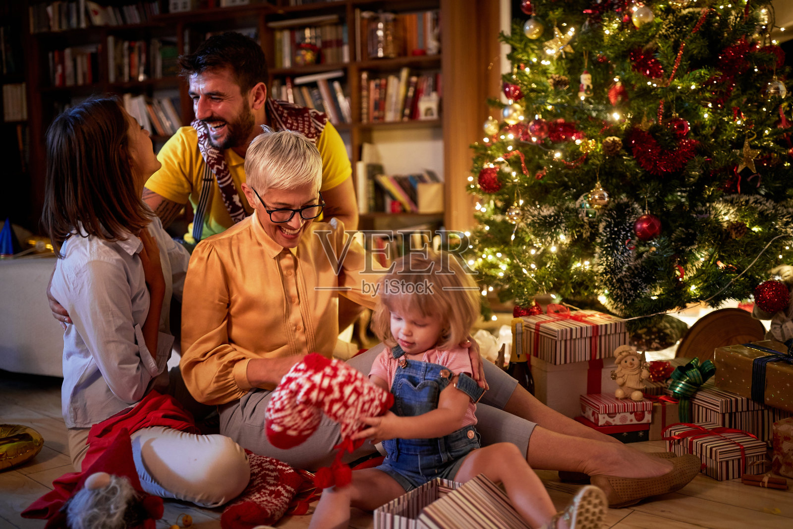 微笑的奶奶和她的家人一起过圣诞节照片摄影图片