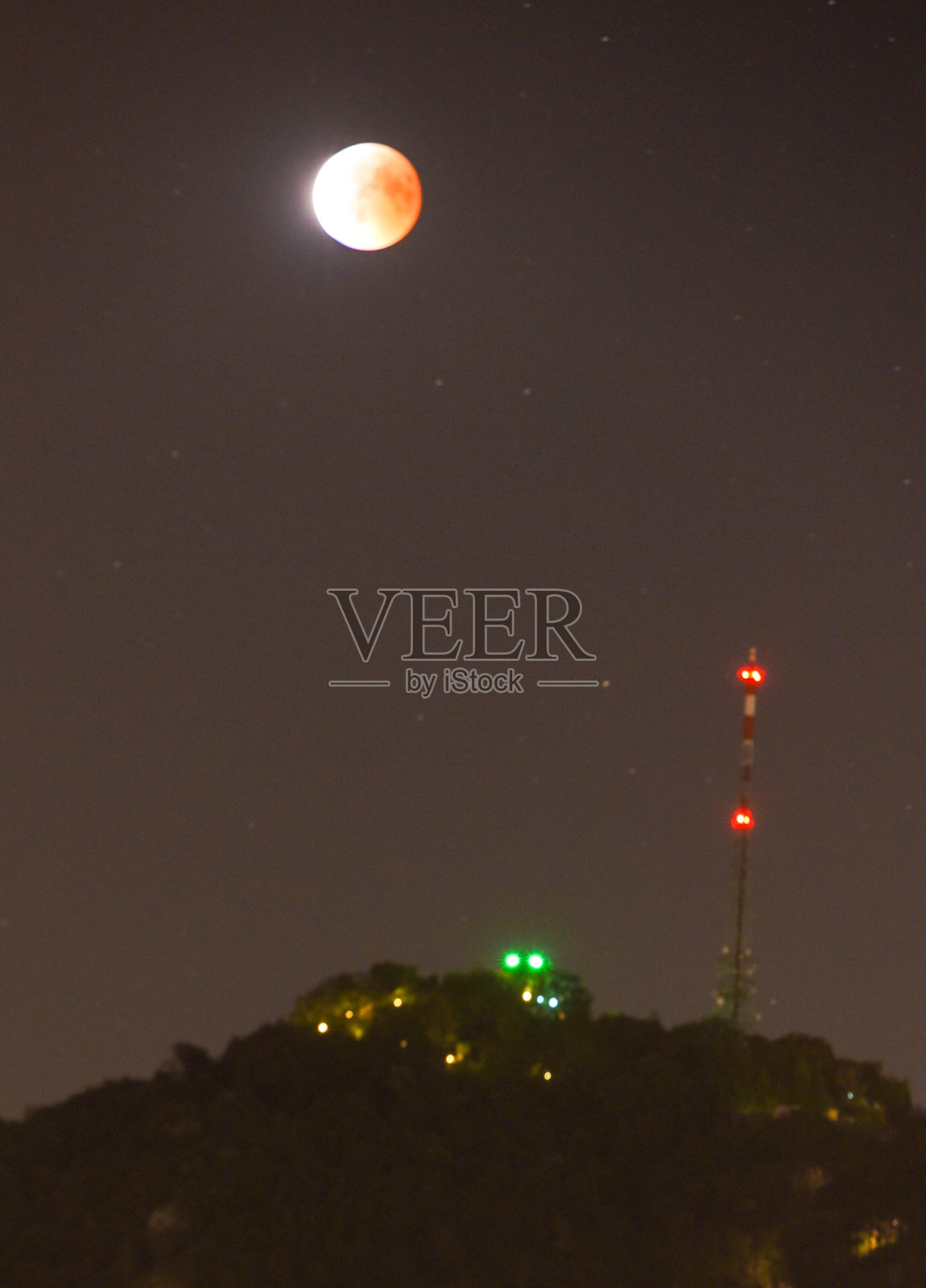 2018年7月27日，瑞士卢加诺的圣塞尔瓦托山出现“血月”月食照片摄影图片