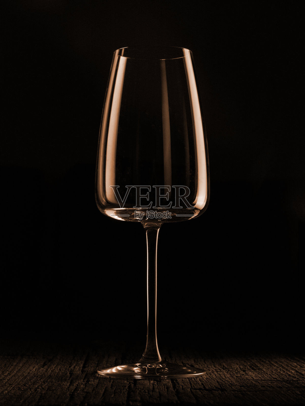 深色背景上的酒杯。眩目的玻璃，简约的美丽概念。照片摄影图片