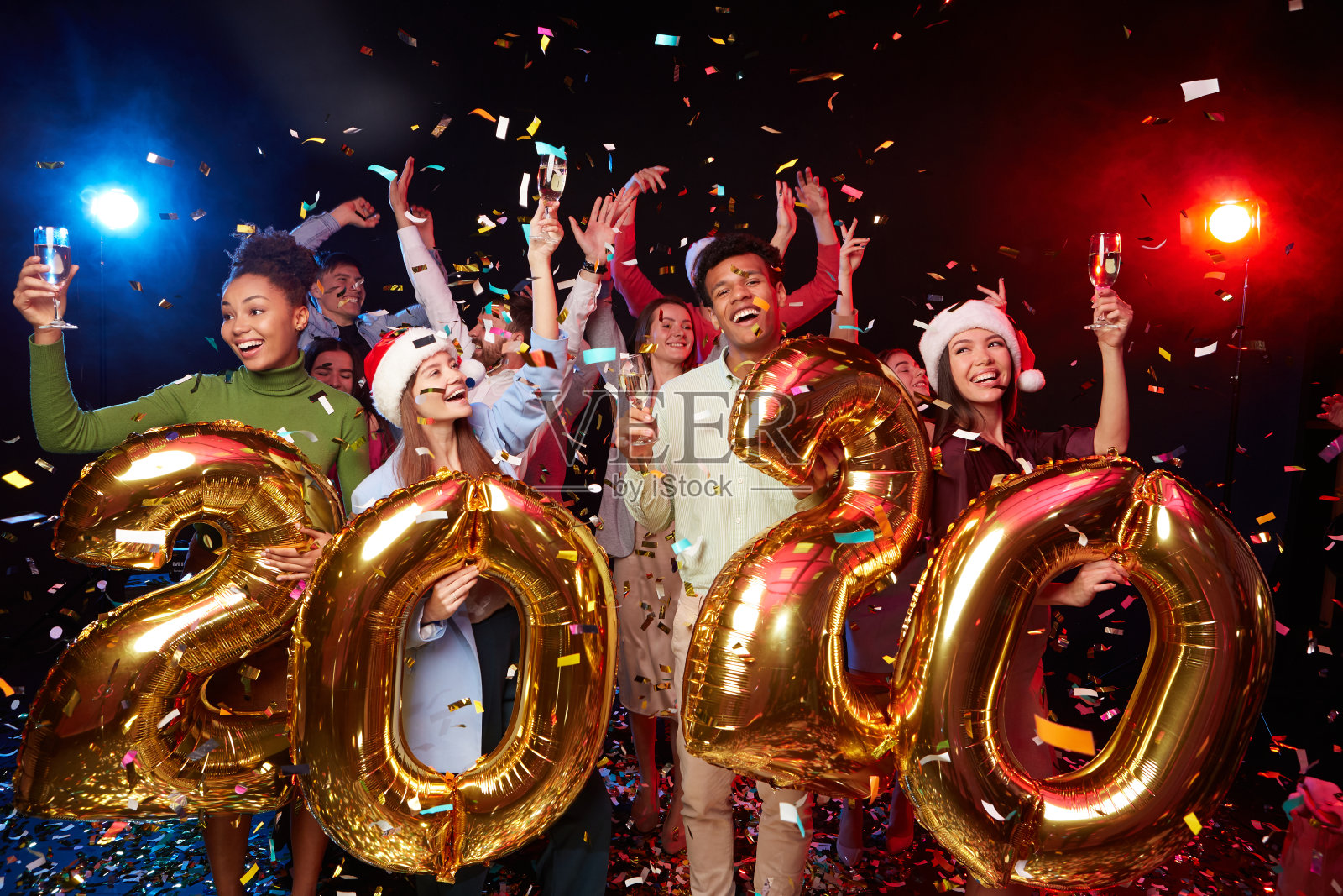 和朋友一起庆祝新年。一群激动的多民族的人ho照片摄影图片