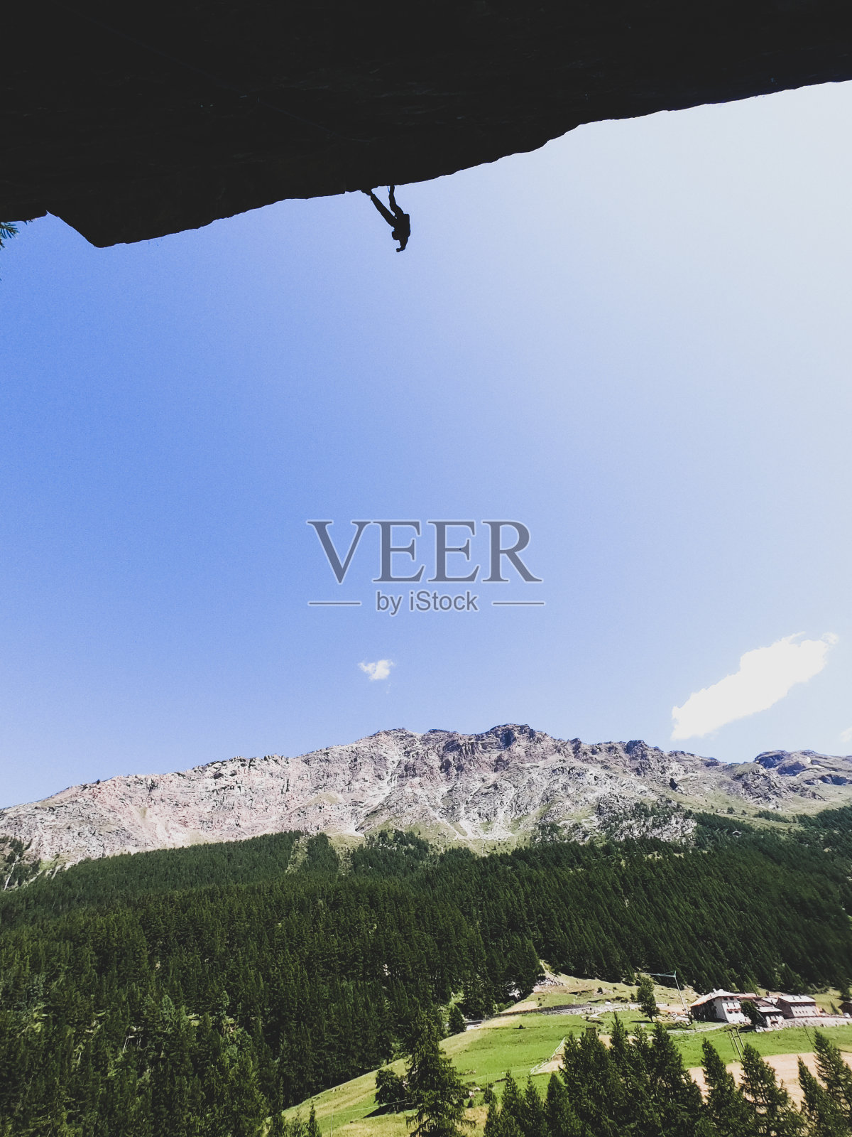 攀登者挂在岩石上。山的风景。照片摄影图片