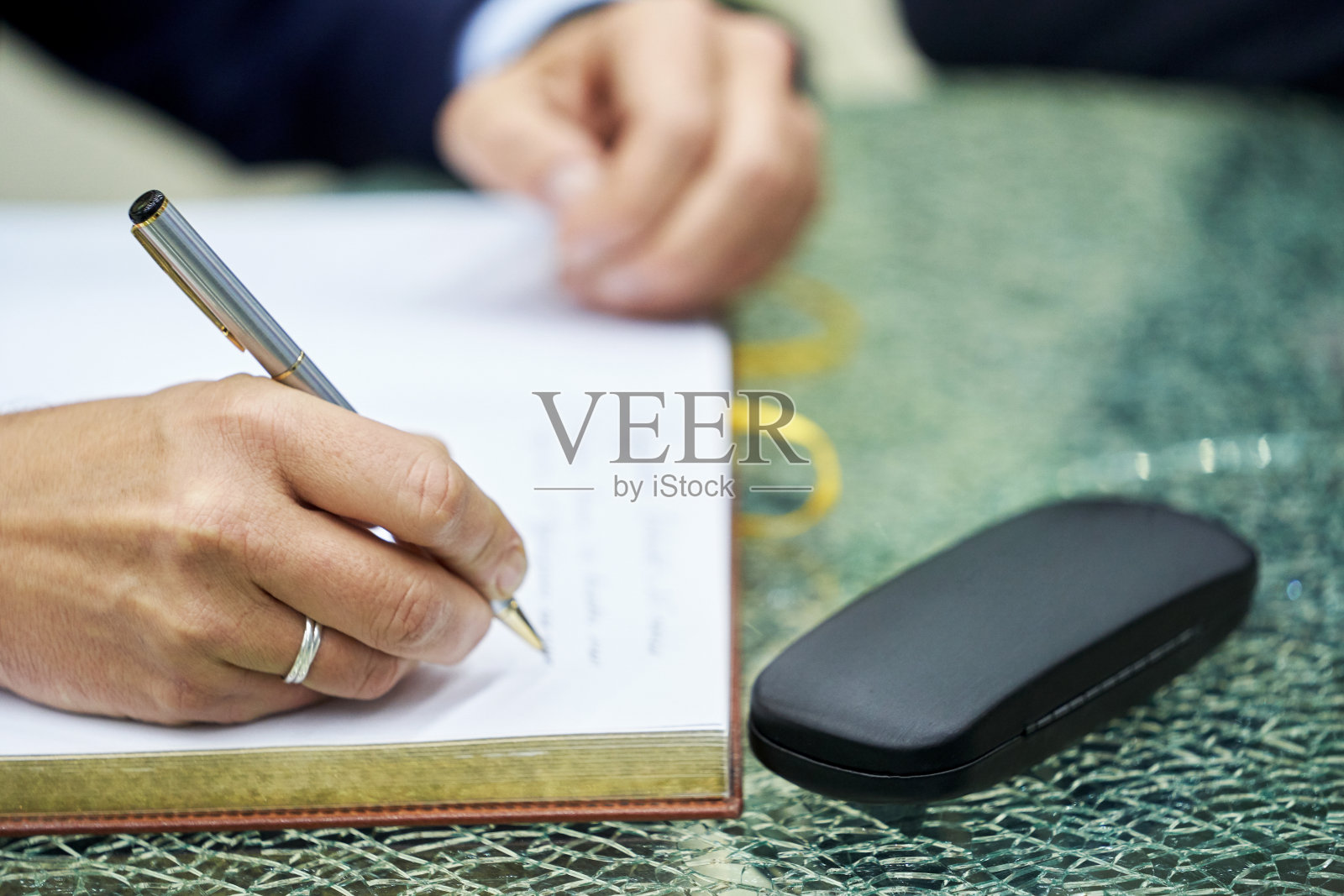 特写的一个商人的手签署一个商业合同书照片摄影图片