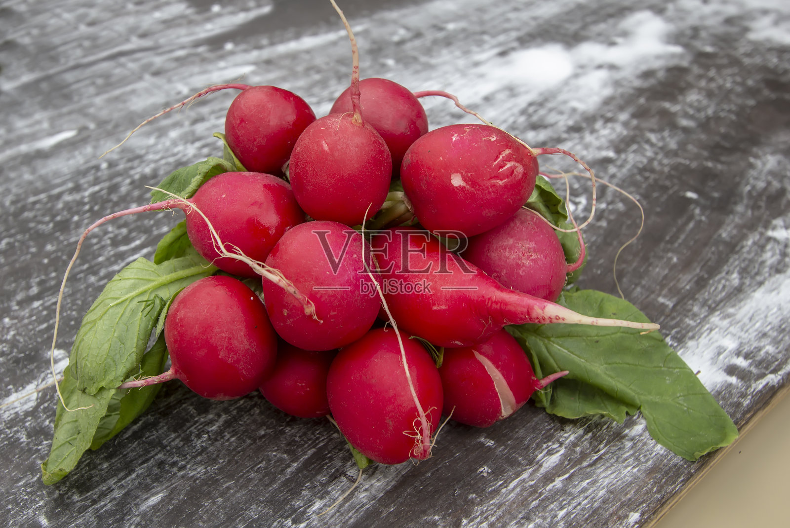 多汁的成熟红萝卜在一个木制的vintage背景照片摄影图片