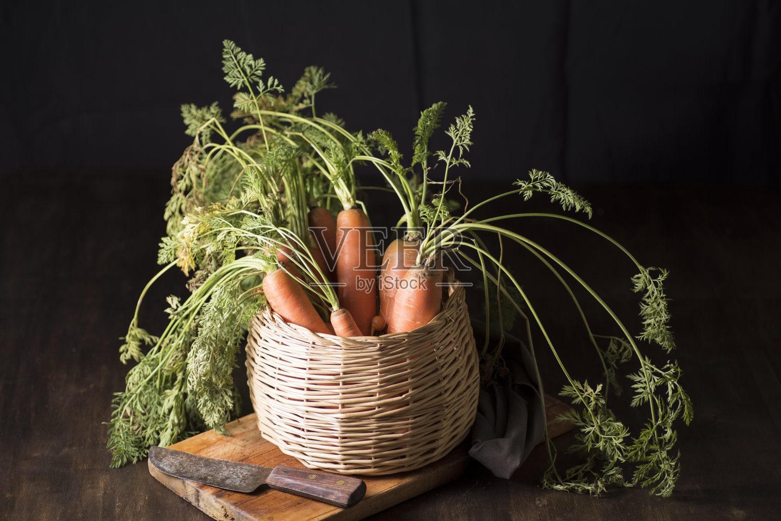 篮子里的天然胡萝卜照片摄影图片