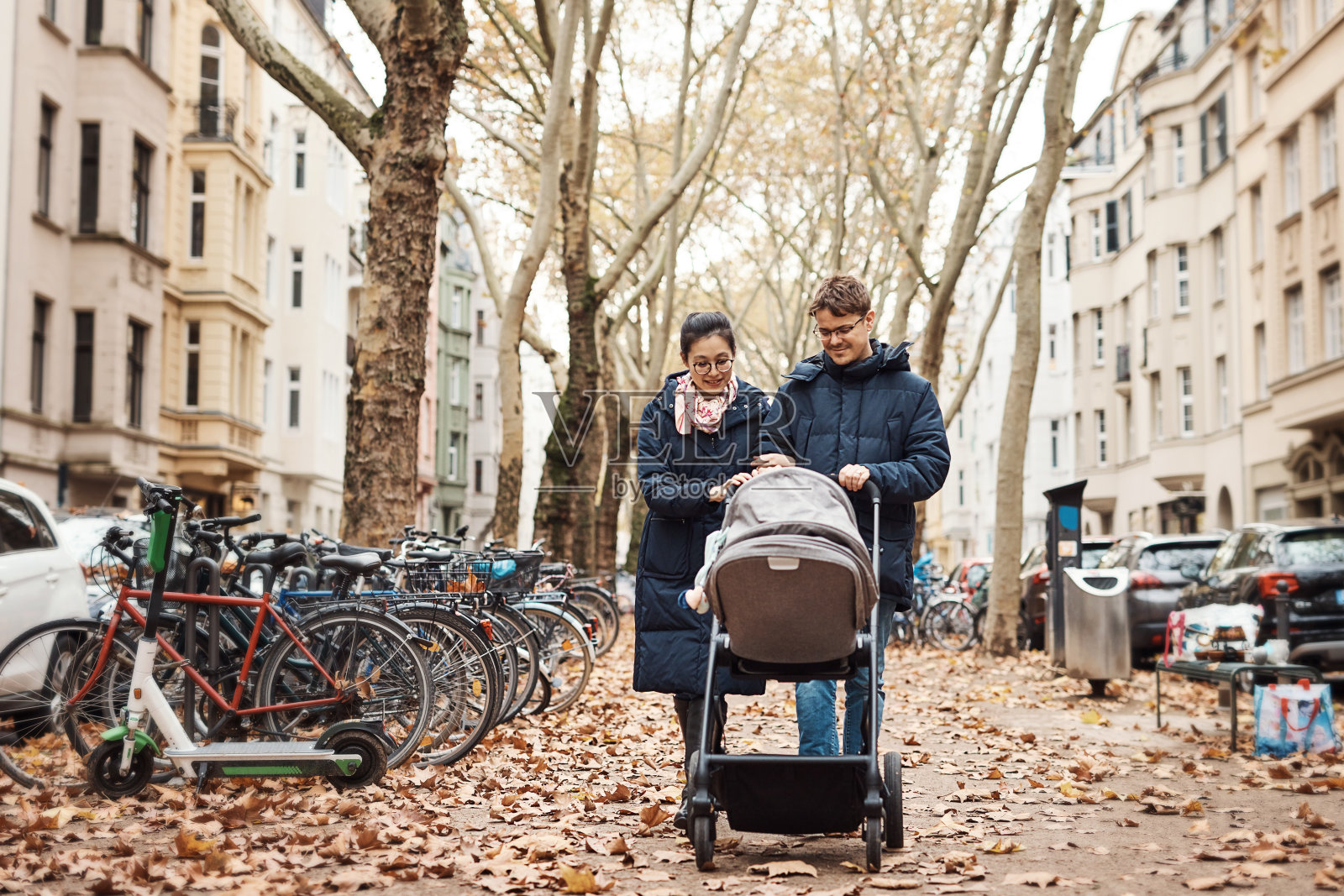 这是一个完美的一天，一起度过户外家庭照片摄影图片