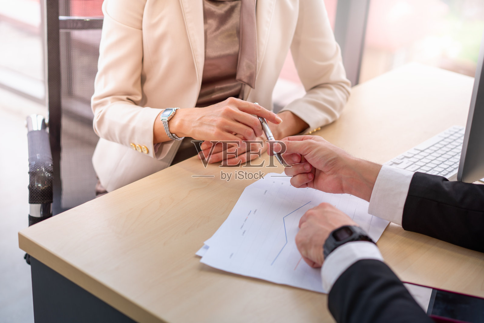 一起撰写商业报告。照片摄影图片