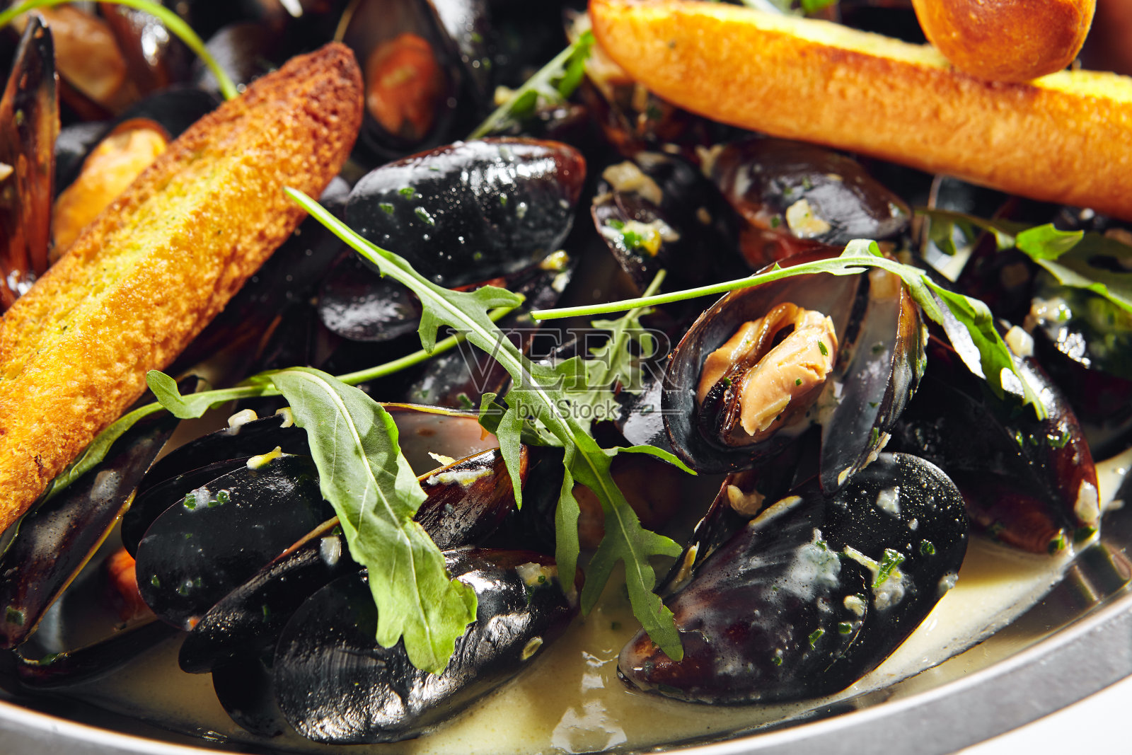 奶油酱蓝贻贝配辣法式长棍面包照片摄影图片