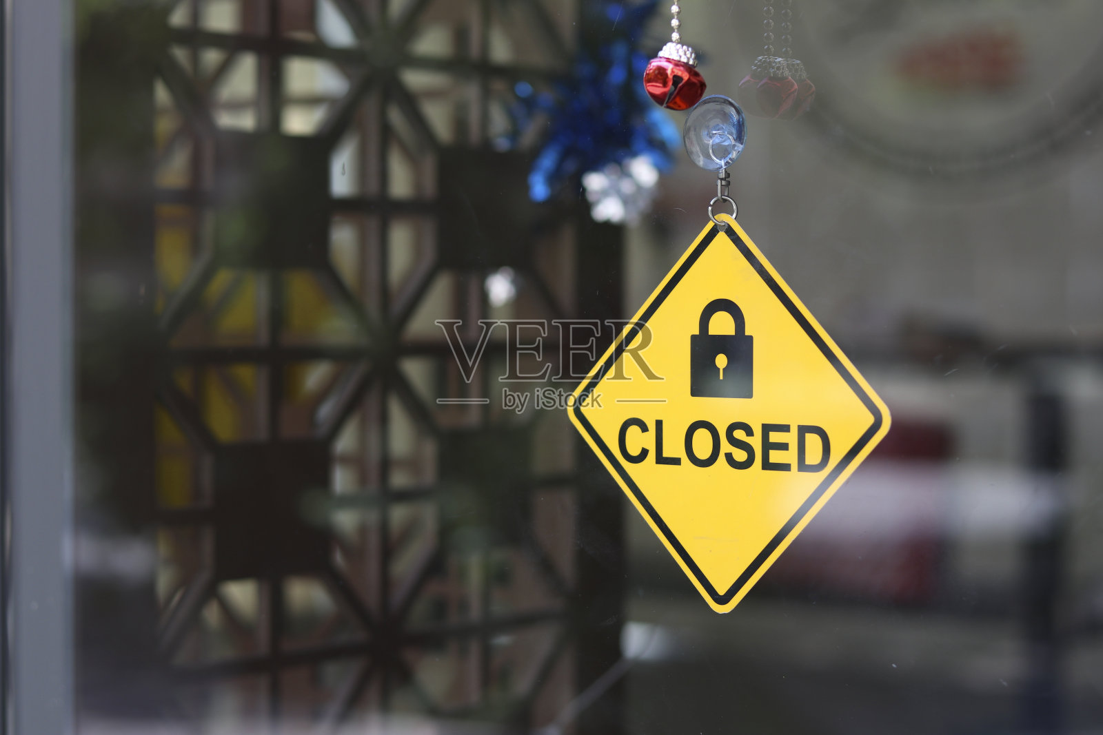 在商店门前有一个黄色的标志，上面写着“商店关门了”的字样。照片摄影图片