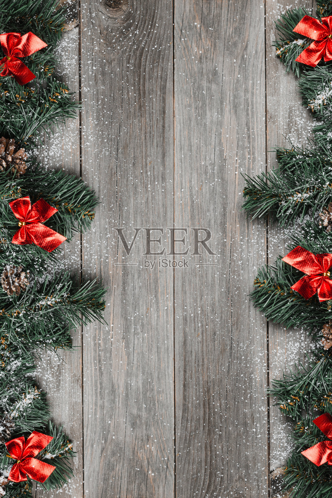 木制背景上的圣诞冷杉树。横幅广告俯视图。照片摄影图片